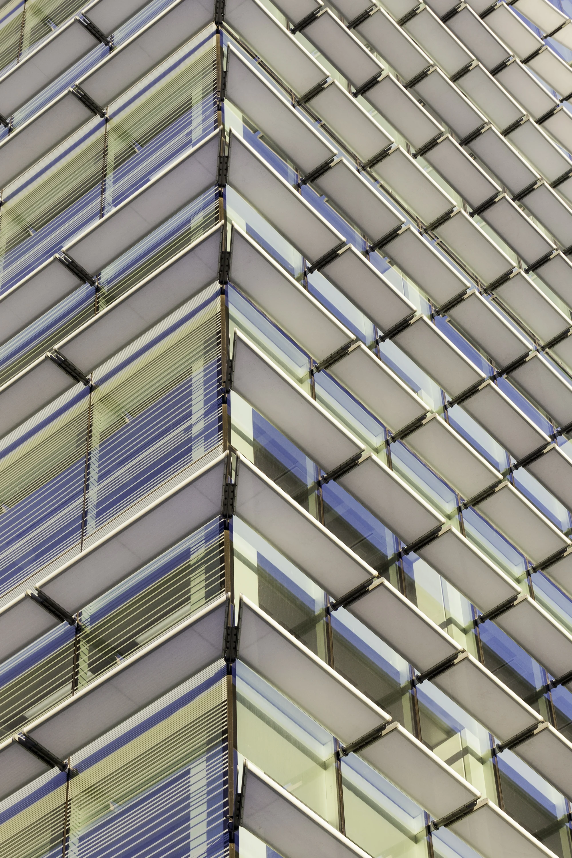 نمای شیشه‌ای Castellana 77 با طراحی پایدار در قلب مالی مادرید