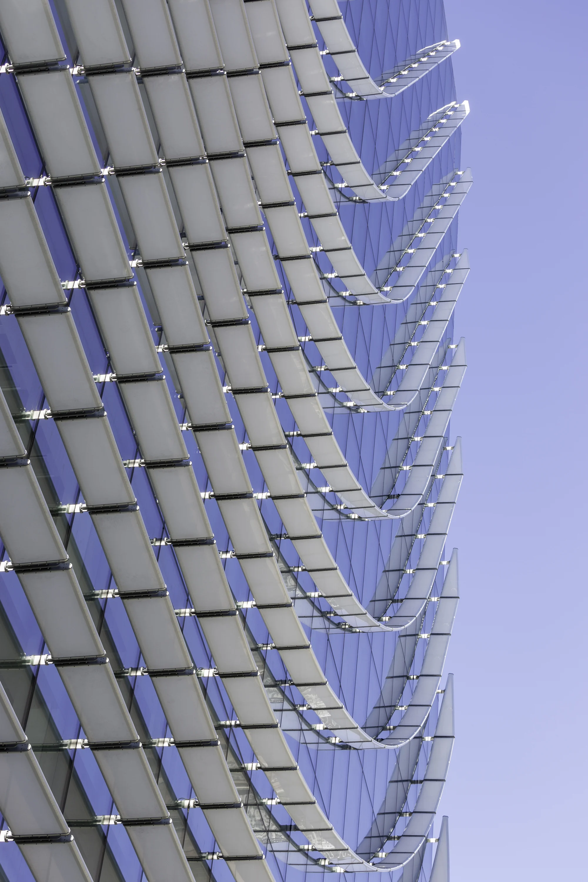 طراحی معماری مدرن Castellana 77 با متریال‌های پیشرفته و نمای شفاف