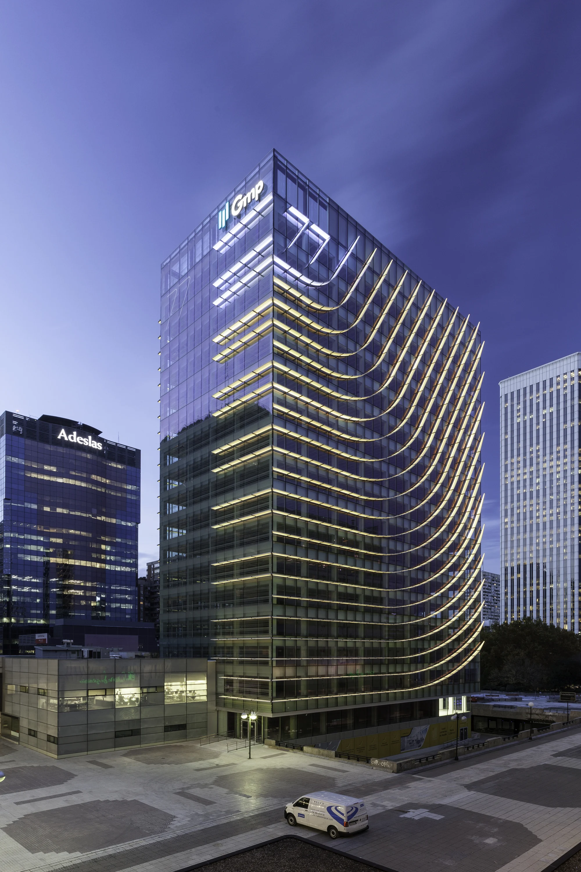 آتریوم شیشه‌ای ساختمان Castellana 77 با سقف بلند و طراحی خلاقانه