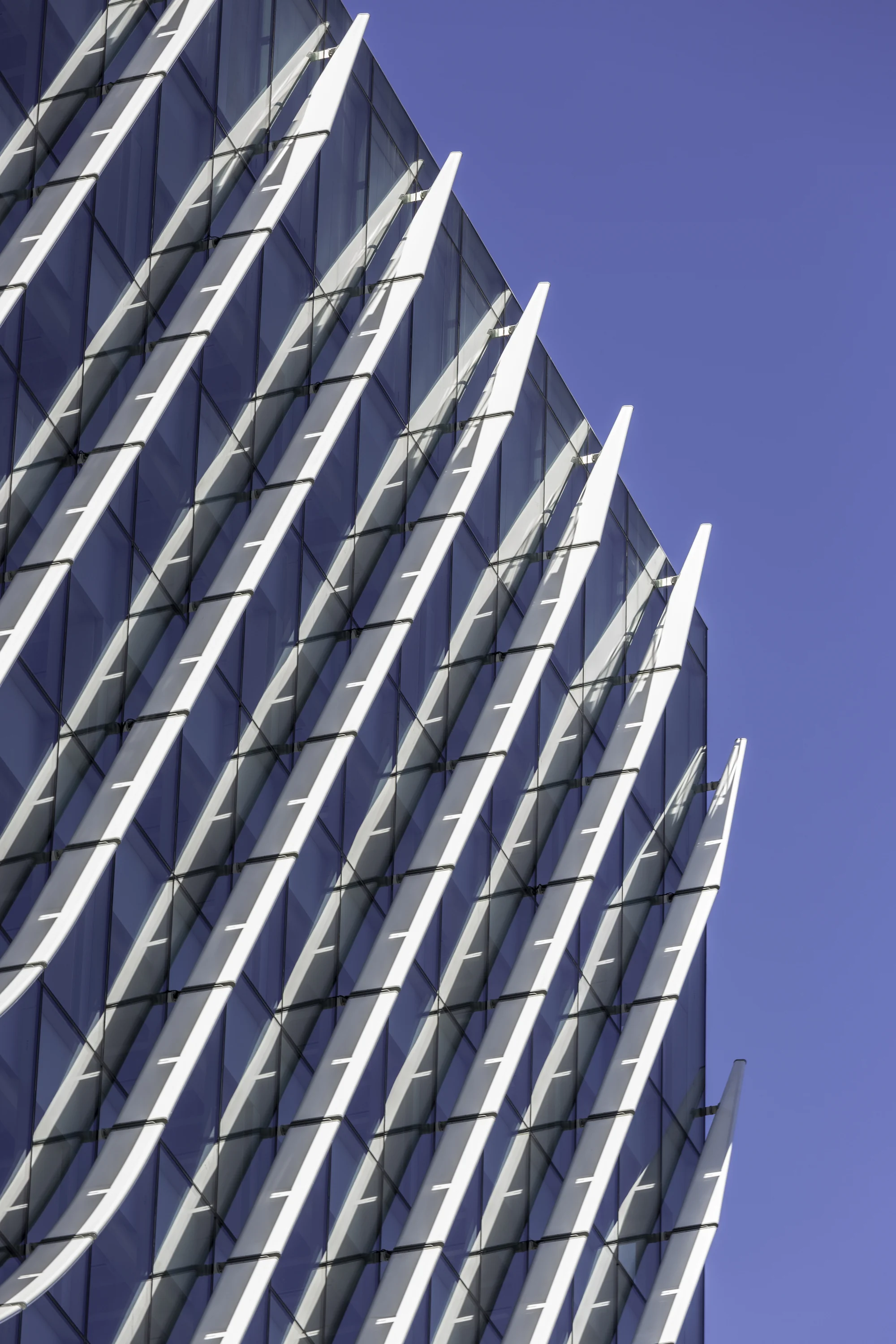 نمای مدرن Castellana 77 با متریال‌های شیشه‌ای و فلزی در مادرید