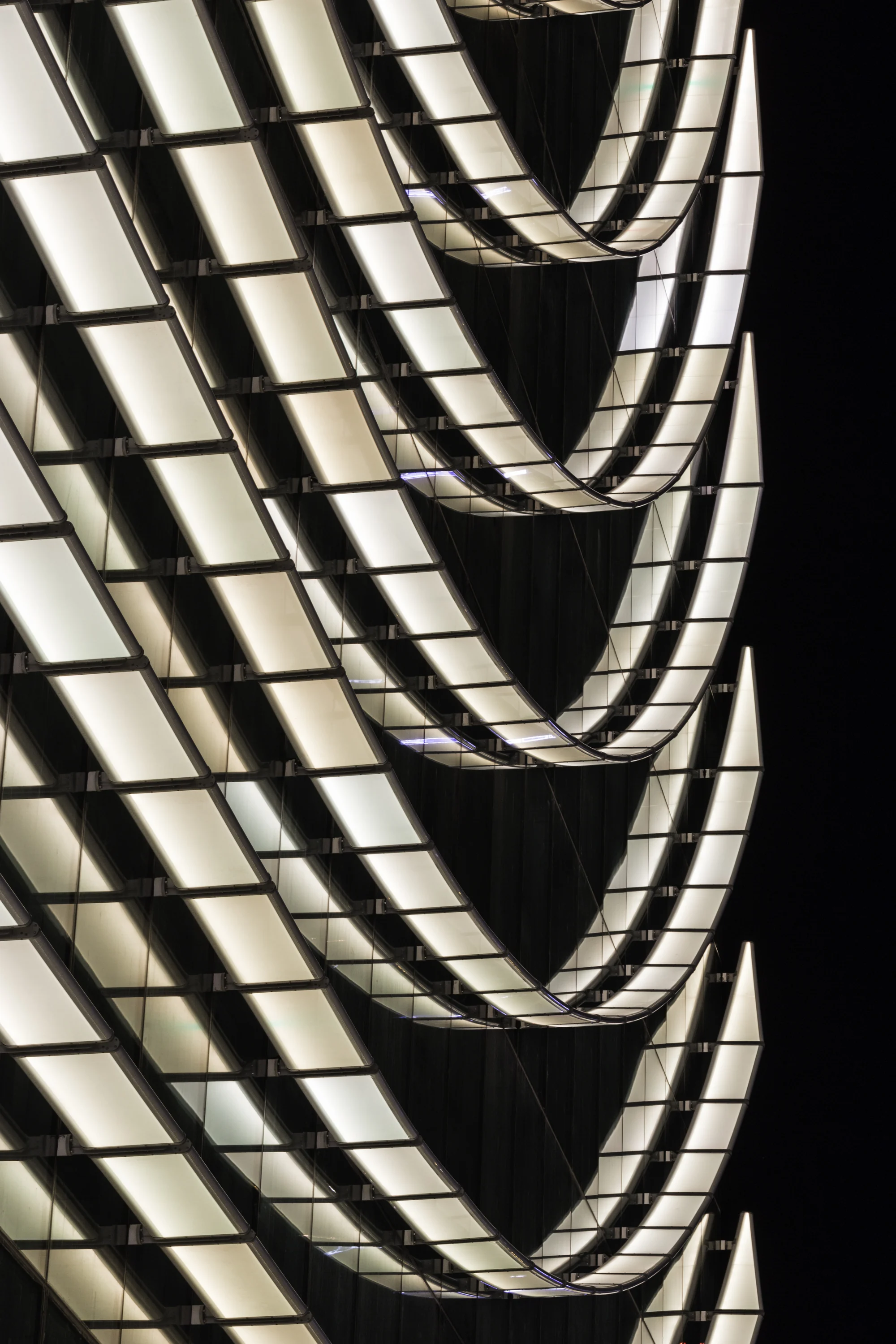 فضای داخلی Castellana 77 با طراحی مینیمال و پلان باز