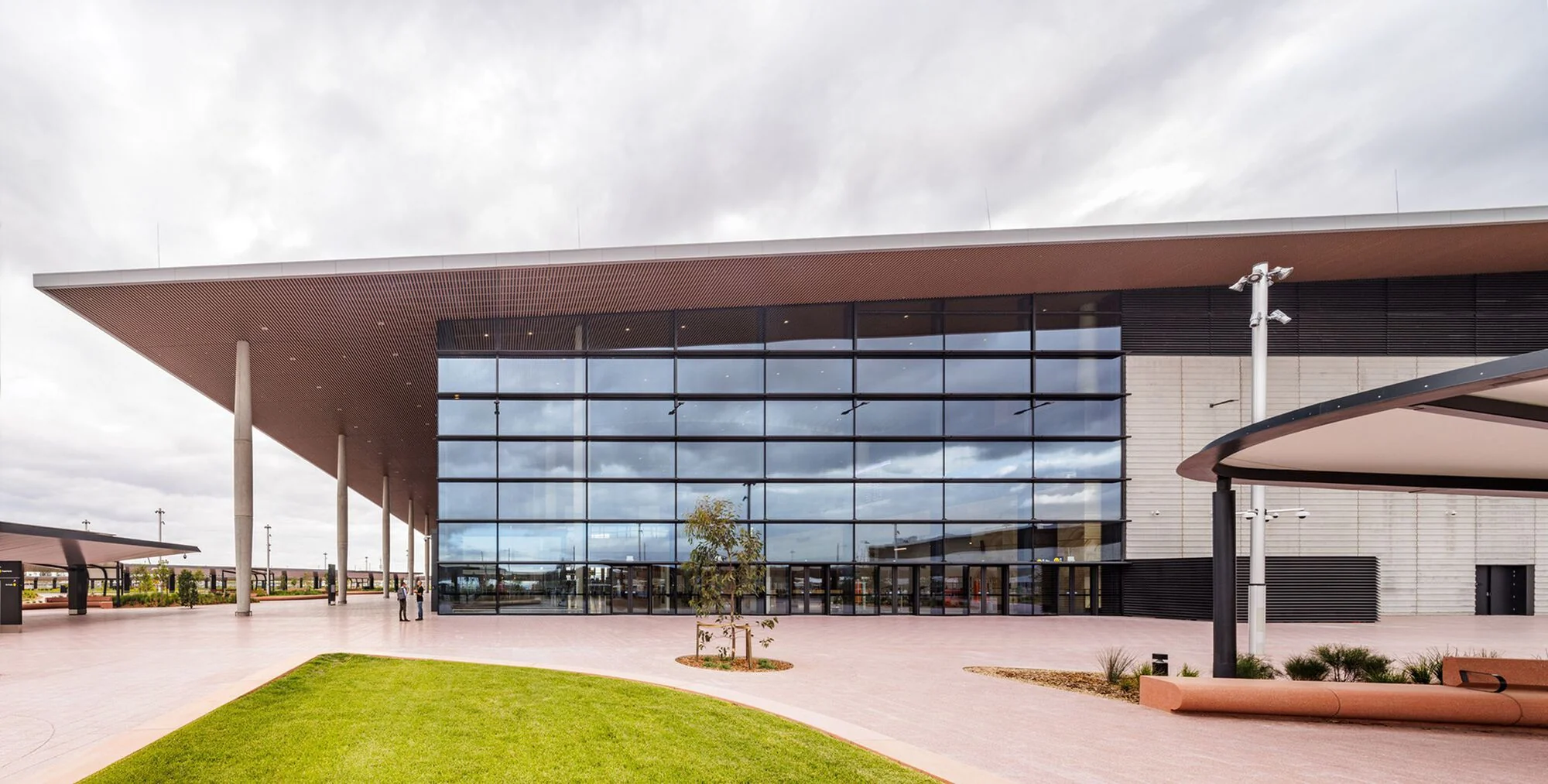 نمای خارجی ترمینال فرودگاه وسترن سیدنی با طراحی زاها حدید و کاکس معماری