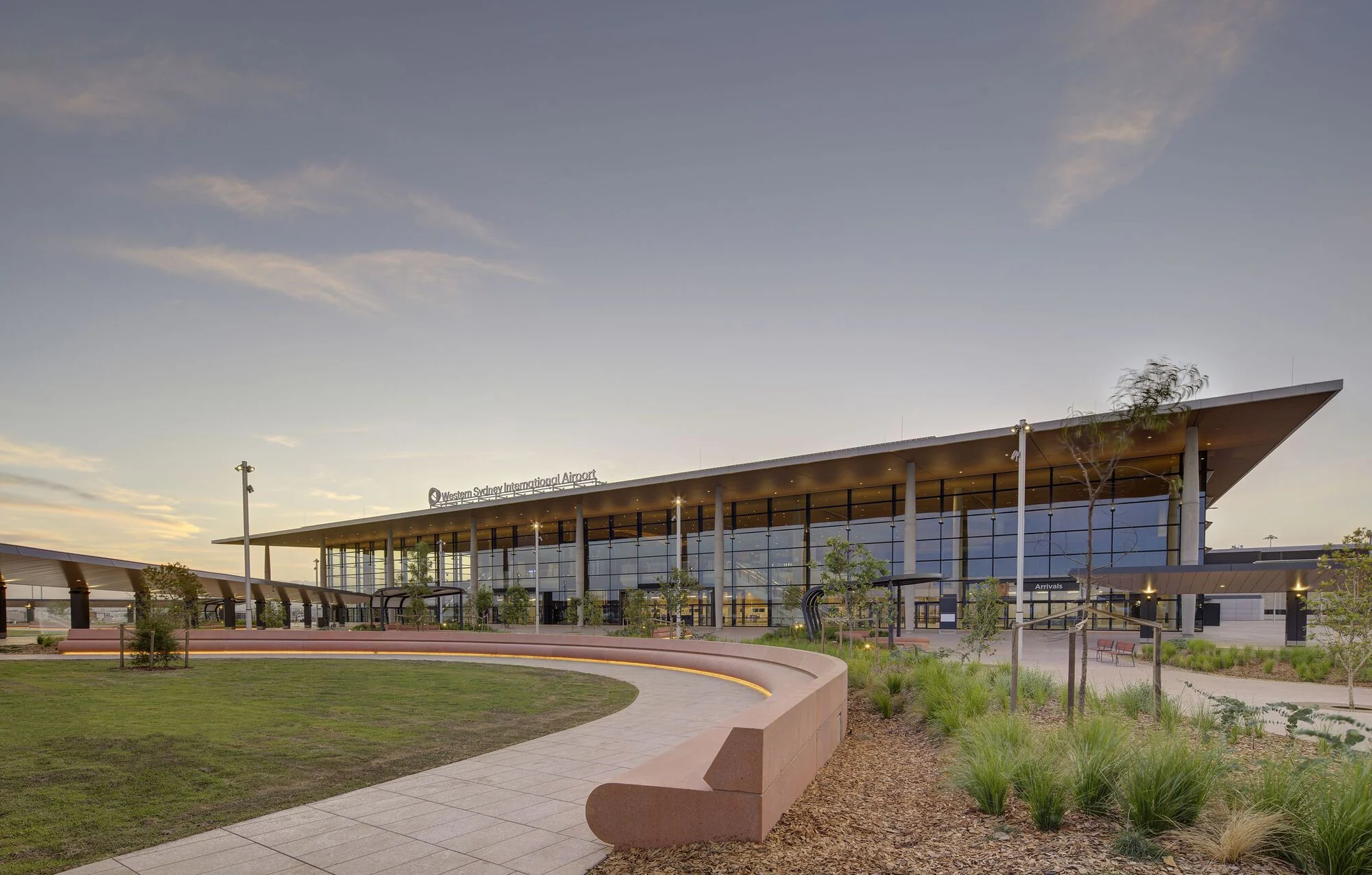 پلان معماری ترمینال فرودگاه وسترن سیدنی با آتریوم مرکزی و نور طبیعی