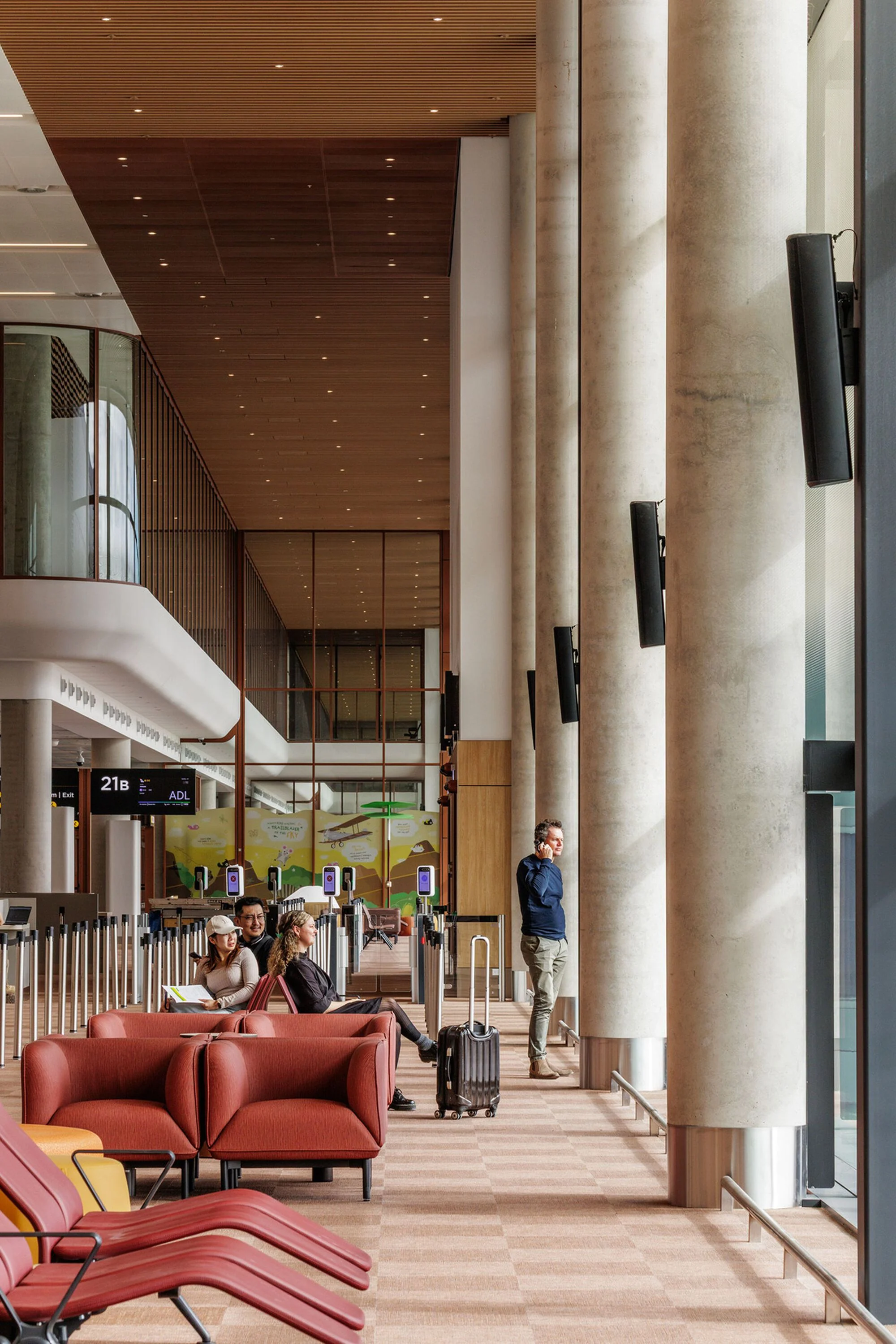 آتریوم مرکزی ترمینال فرودگاه وسترن سیدنی با نورپردازی طبیعی