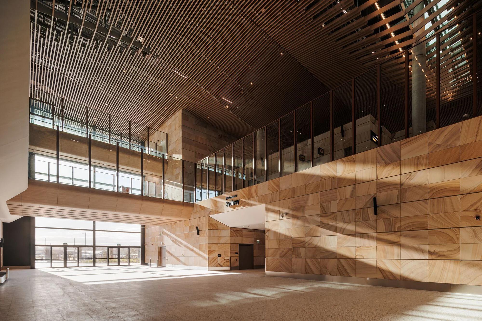 آتریوم شیشه‌ای فرودگاه وسترن سیدنی با طراحی مینیمال و سقف بلند