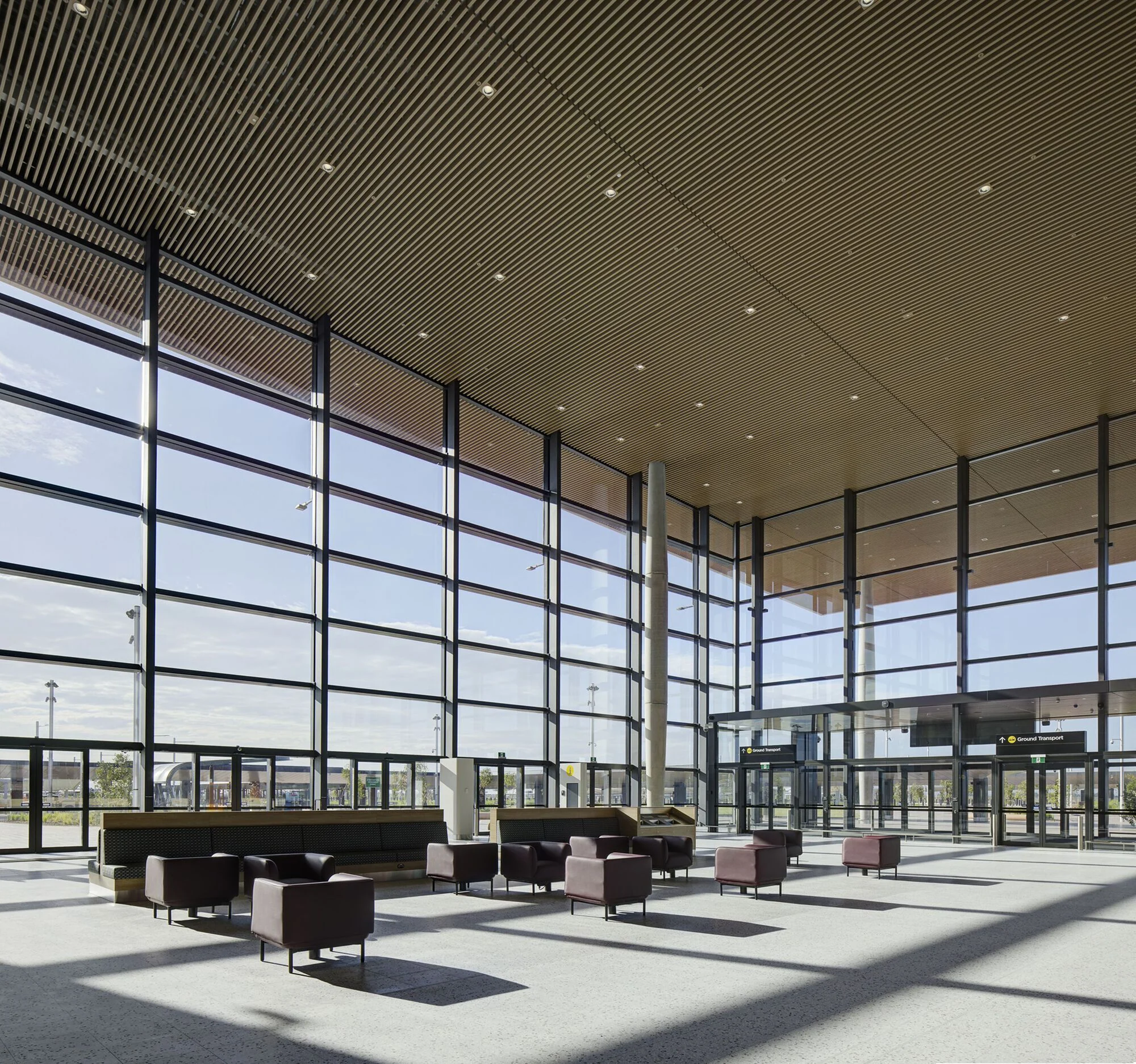 فضای داخلی ترمینال فرودگاه وسترن سیدنی با پلان باز و دکوراسیون مدرن