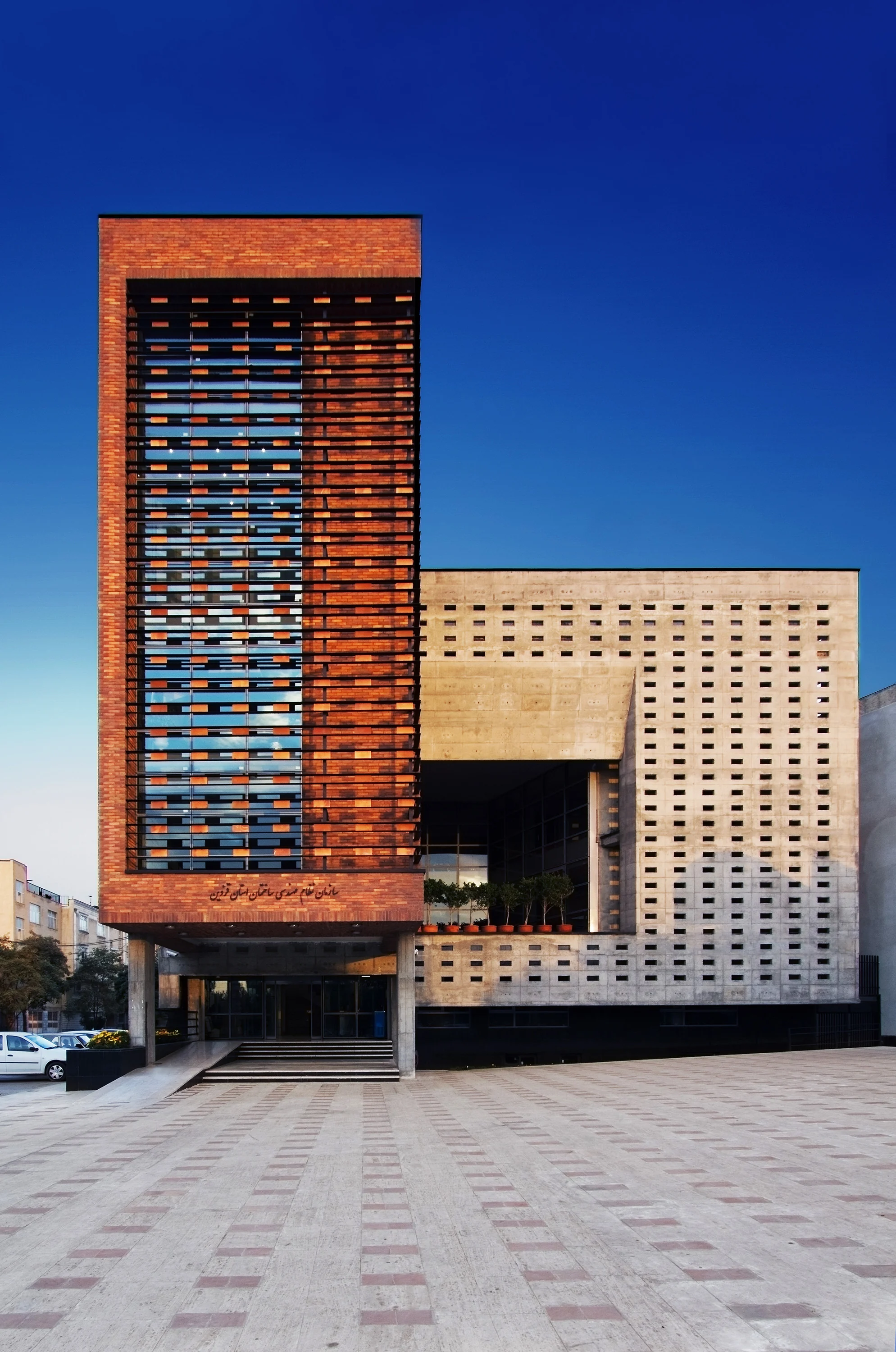 مای خارجی ساختمان سازمان نظام مهندسی قزوین با طراحی نکست آفیس و دایا استودیو