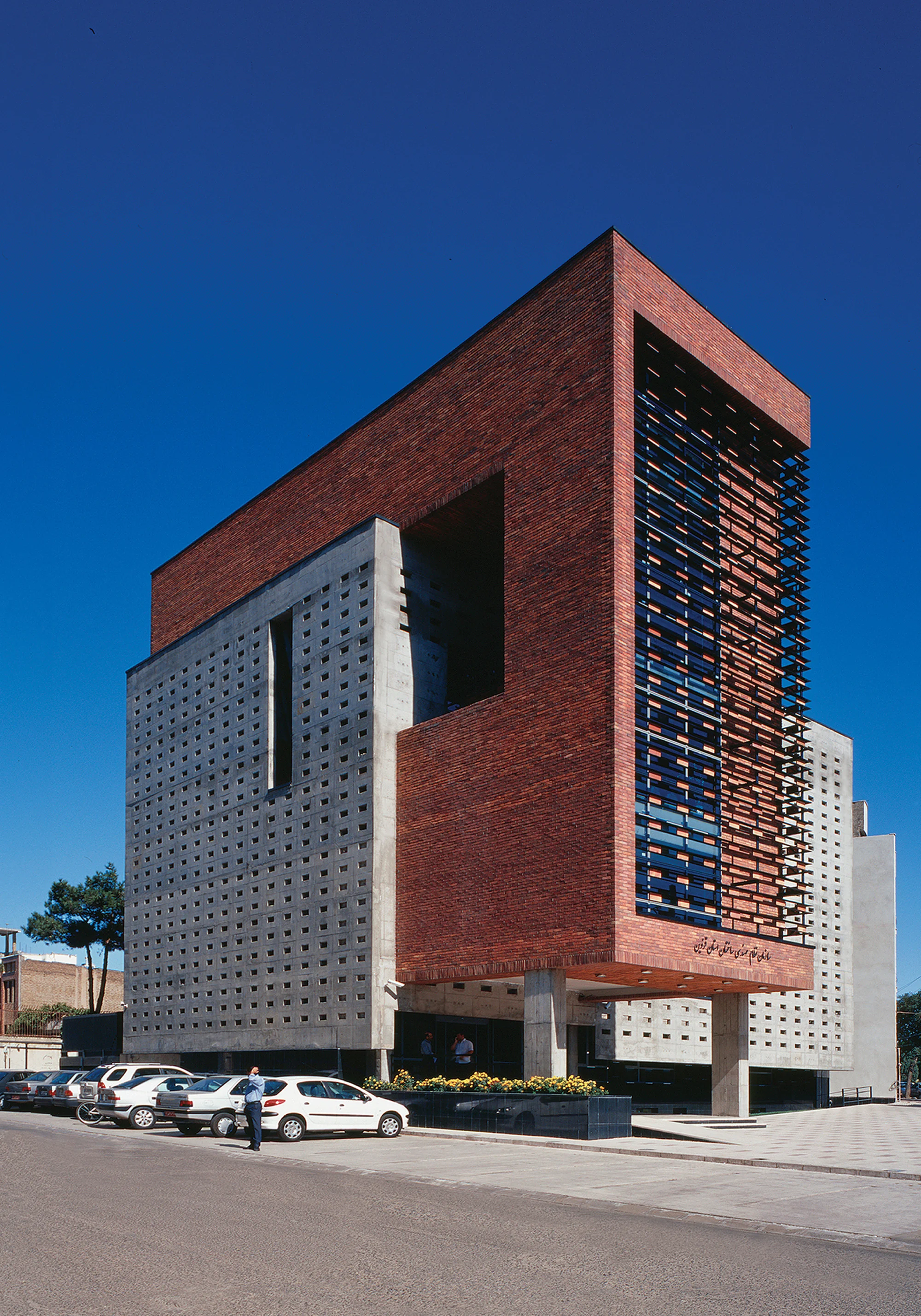 پلان معماری ساختمان نظام مهندسی قزوین با آتریوم مرکزی و نور طبیعی