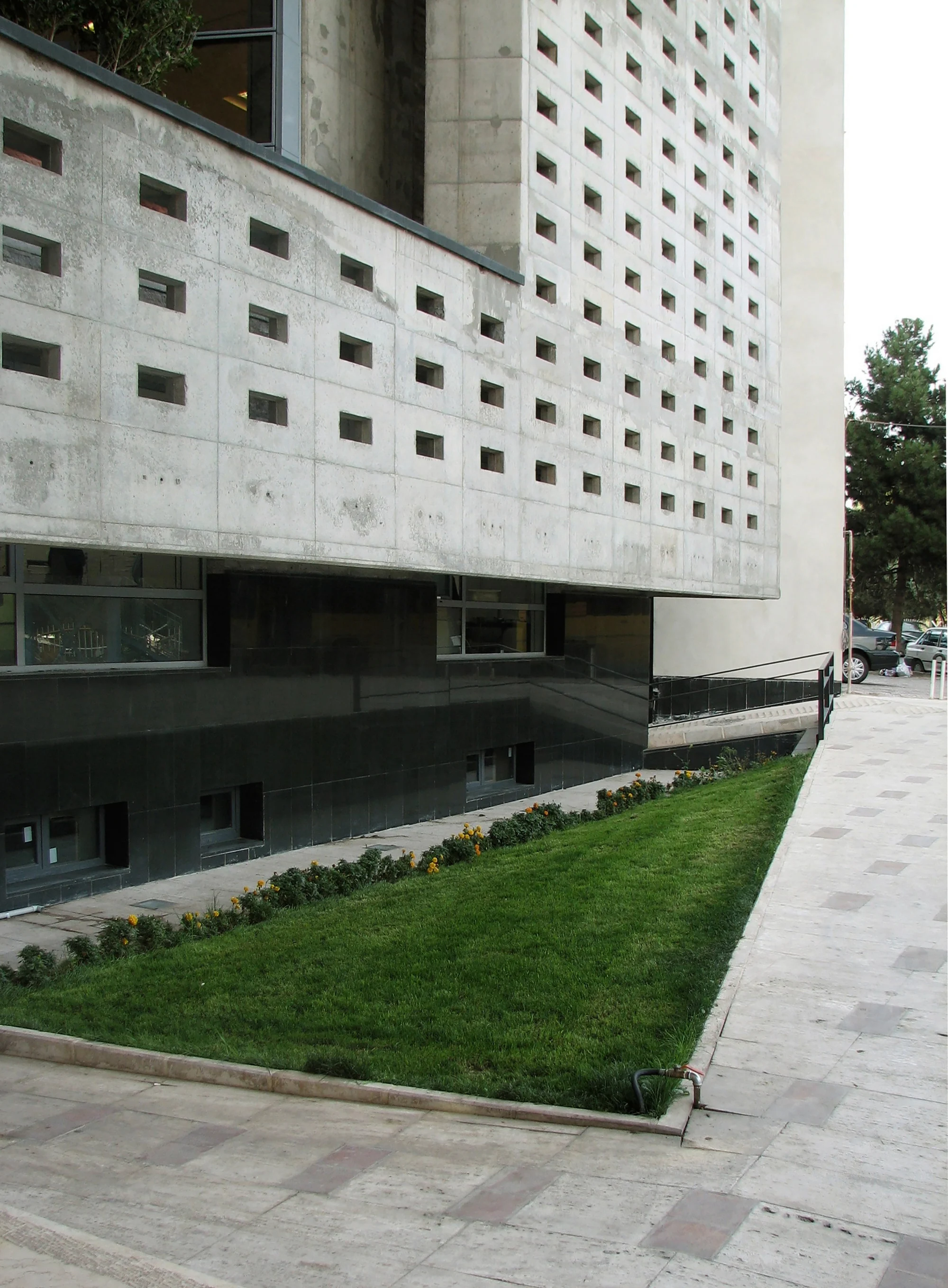 طراحی معماری ساختمان نظام مهندسی قزوین با الگوهای هندسی و نمای خلاقانه