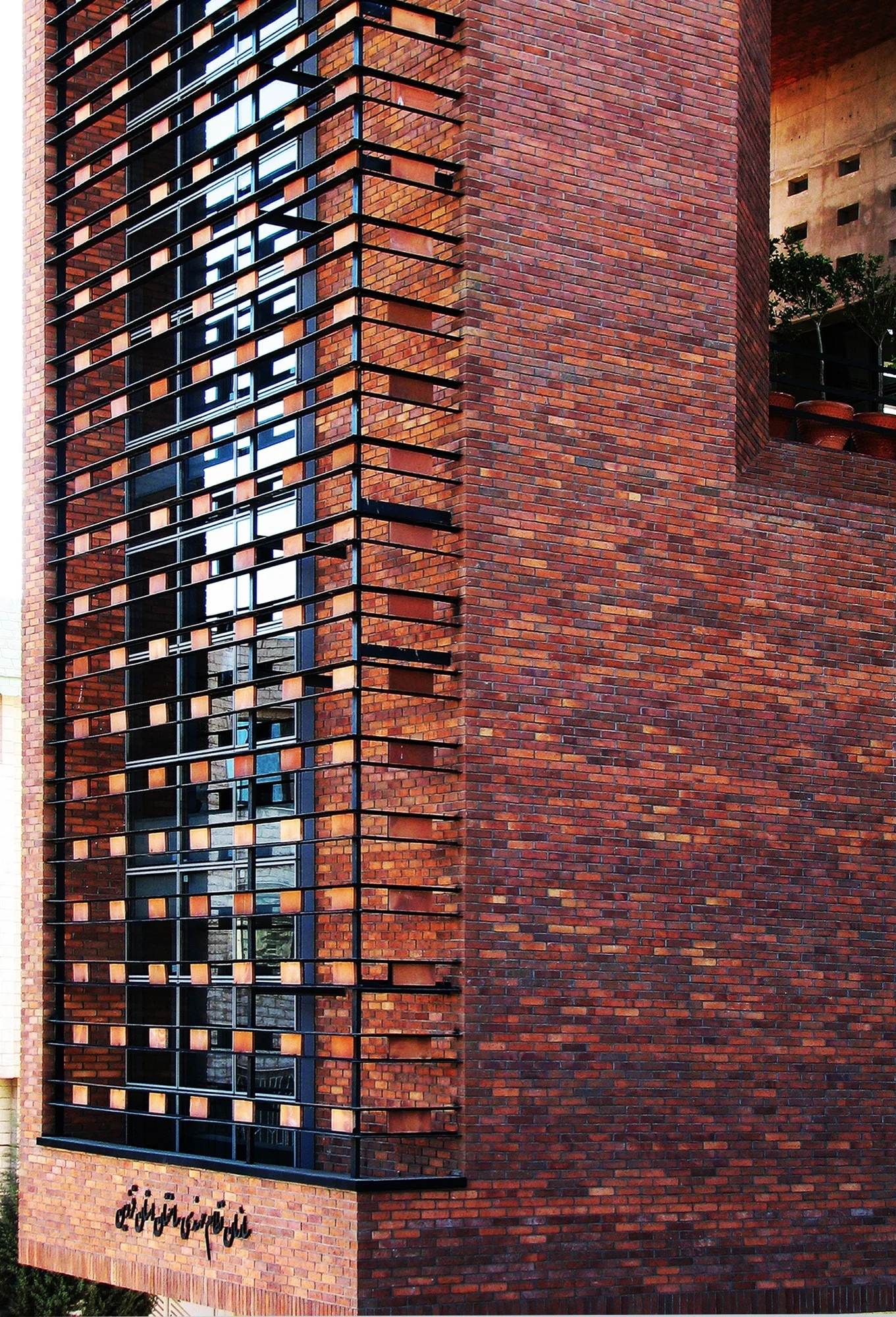 آتریوم مرکزی ساختمان نظام مهندسی قزوین با سقف بلند و نورپردازی طبیعی