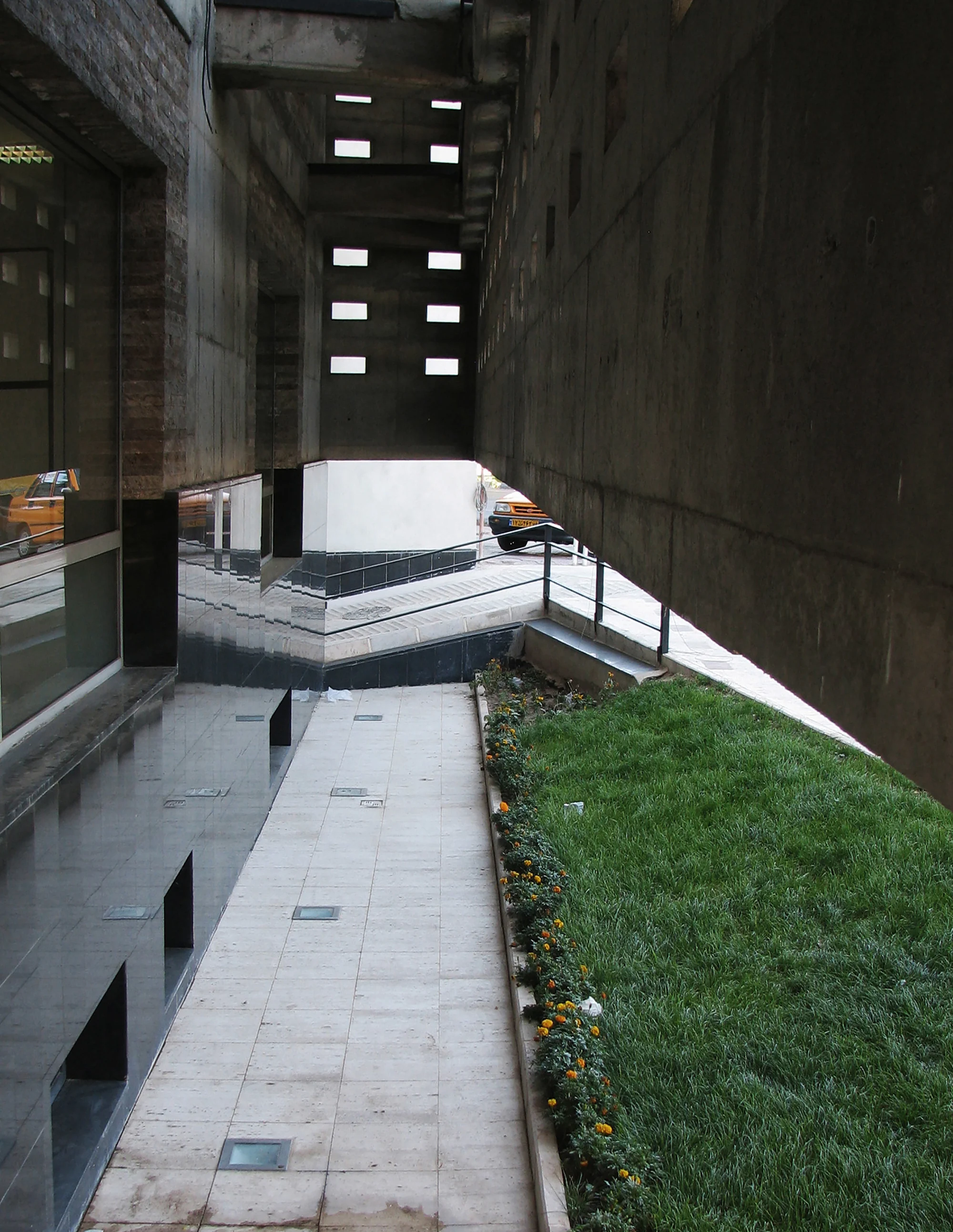 نمای بیرونی ساختمان نظام مهندسی قزوین با متریال‌های آجری و شیشه‌ای