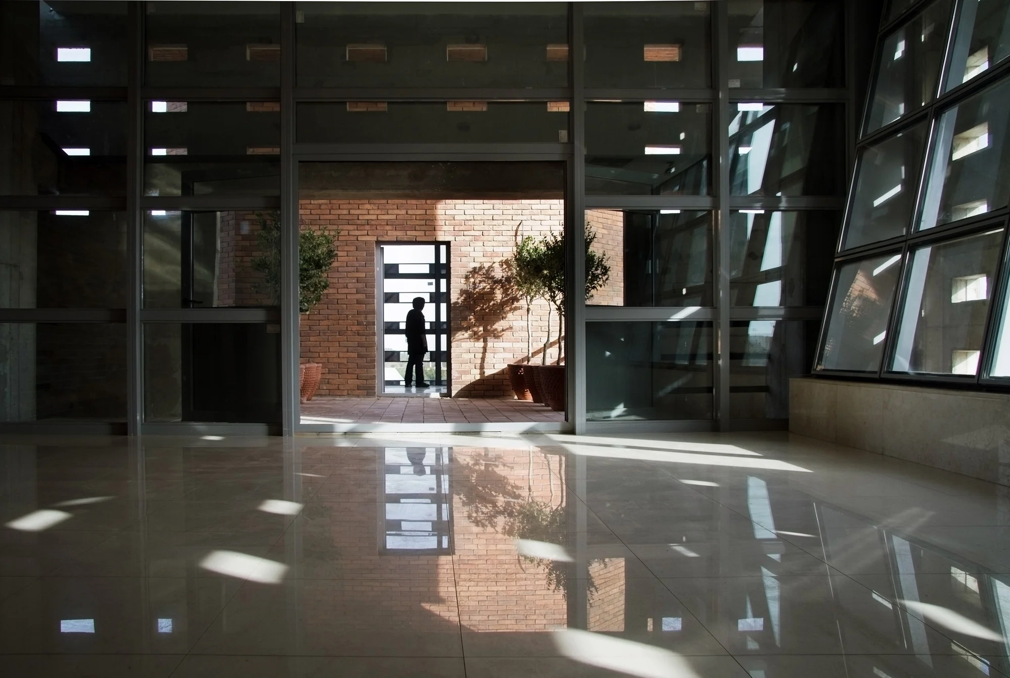 پلان باز فضای داخلی ساختمان نظام مهندسی قزوین با طراحی مدرن