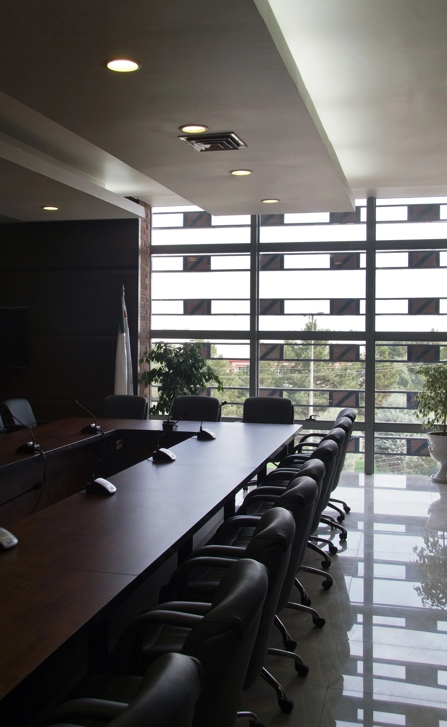 آتریوم شیشه‌ای ساختمان نظام مهندسی قزوین با طراحی نکست آفیس