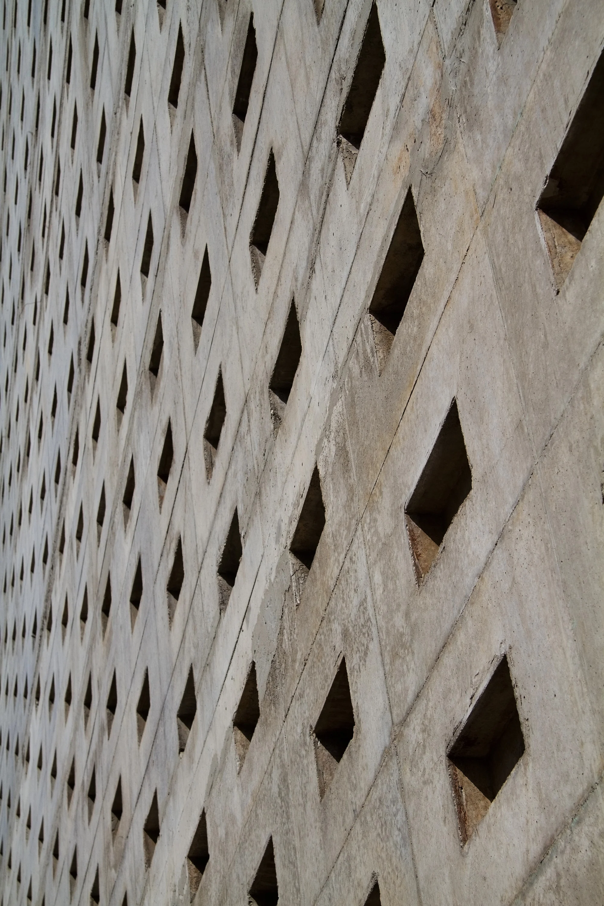 طراحی پایدار ساختمان نظام مهندسی قزوین با نمای آجری و نور طبیعی