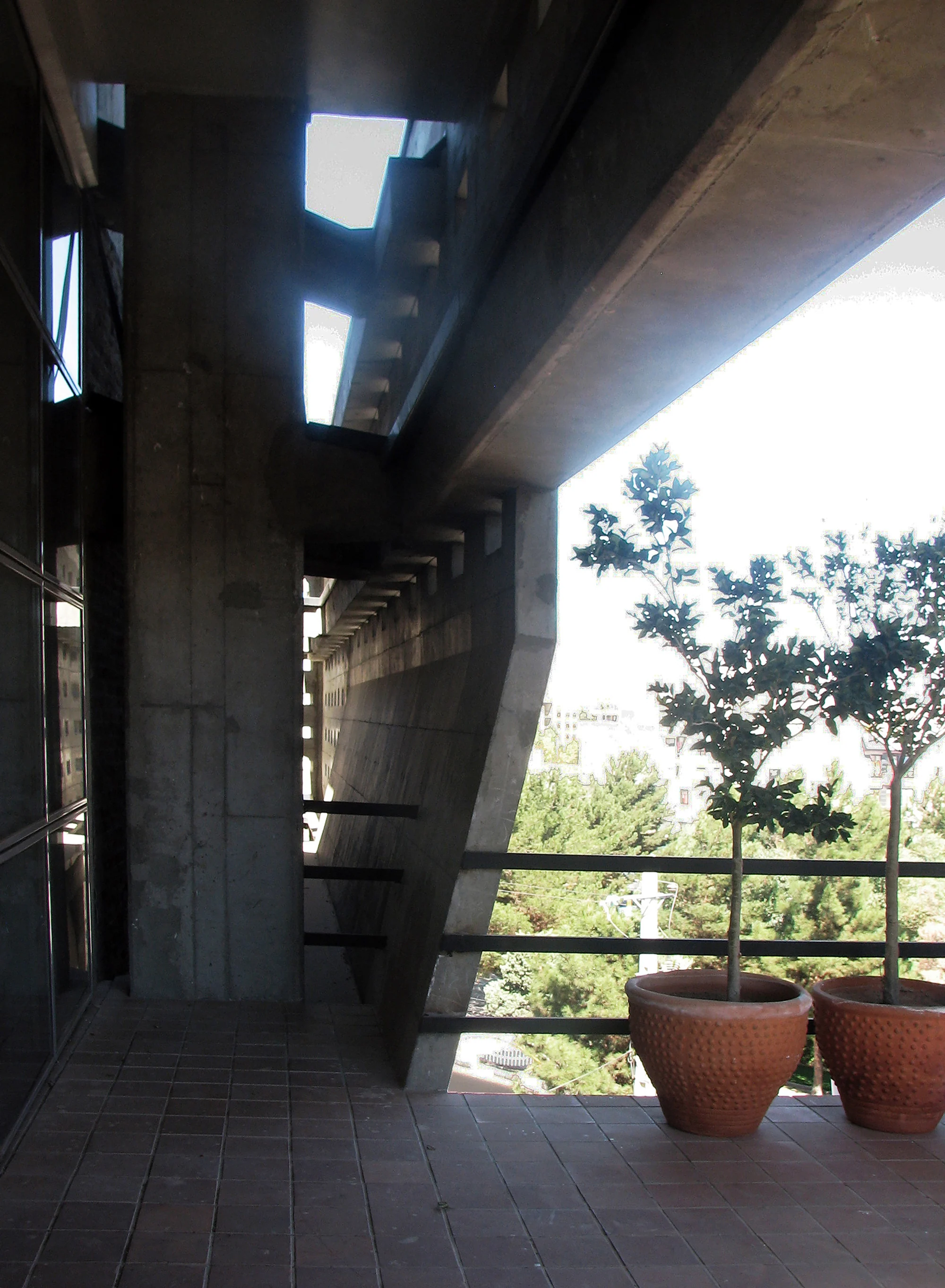 پلان معماری ساختمان نظام مهندسی قزوین با فضاهای باز و هندسی