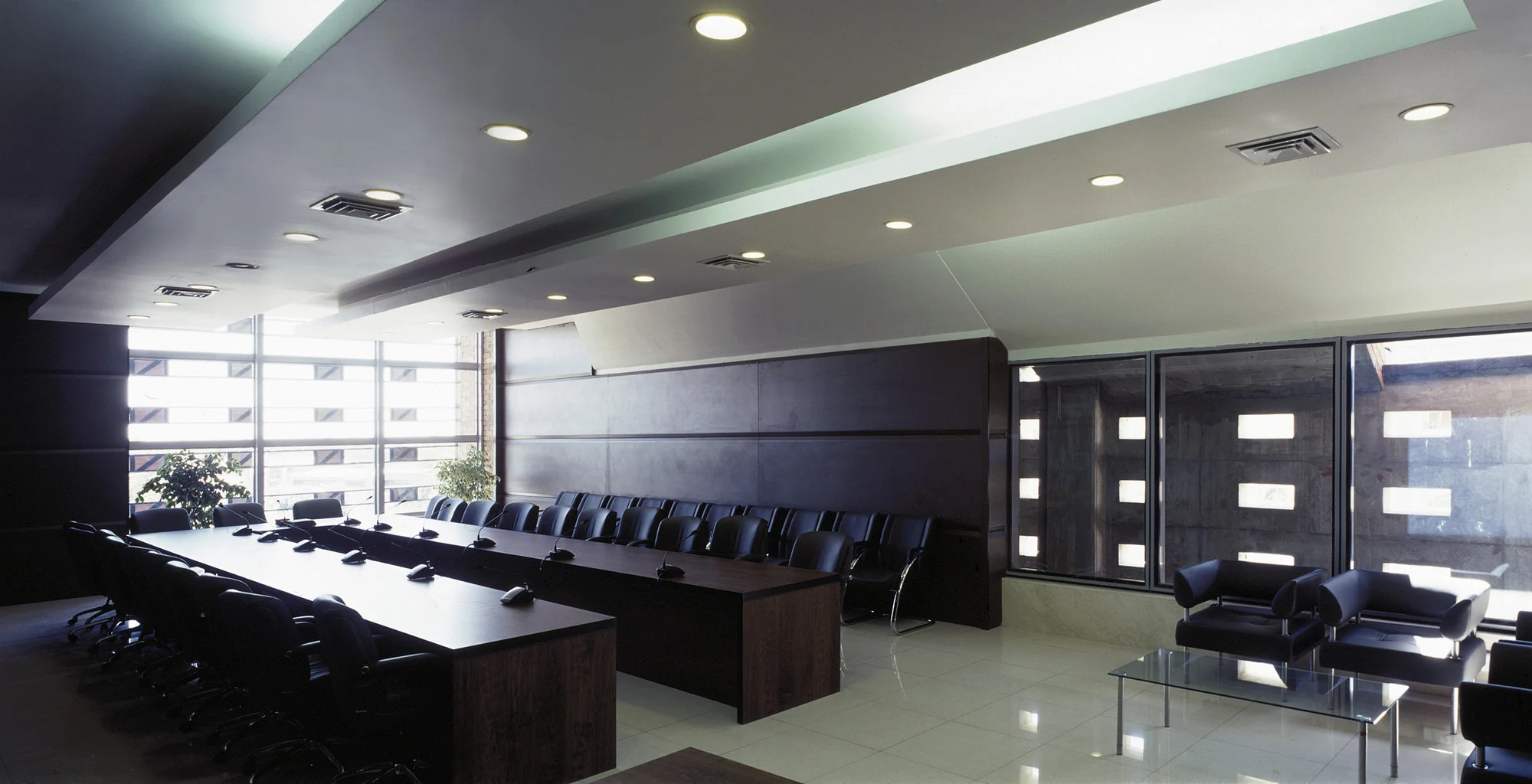 فضای داخلی ساختمان نظام مهندسی قزوین با پلان باز و متریال‌های مدرن