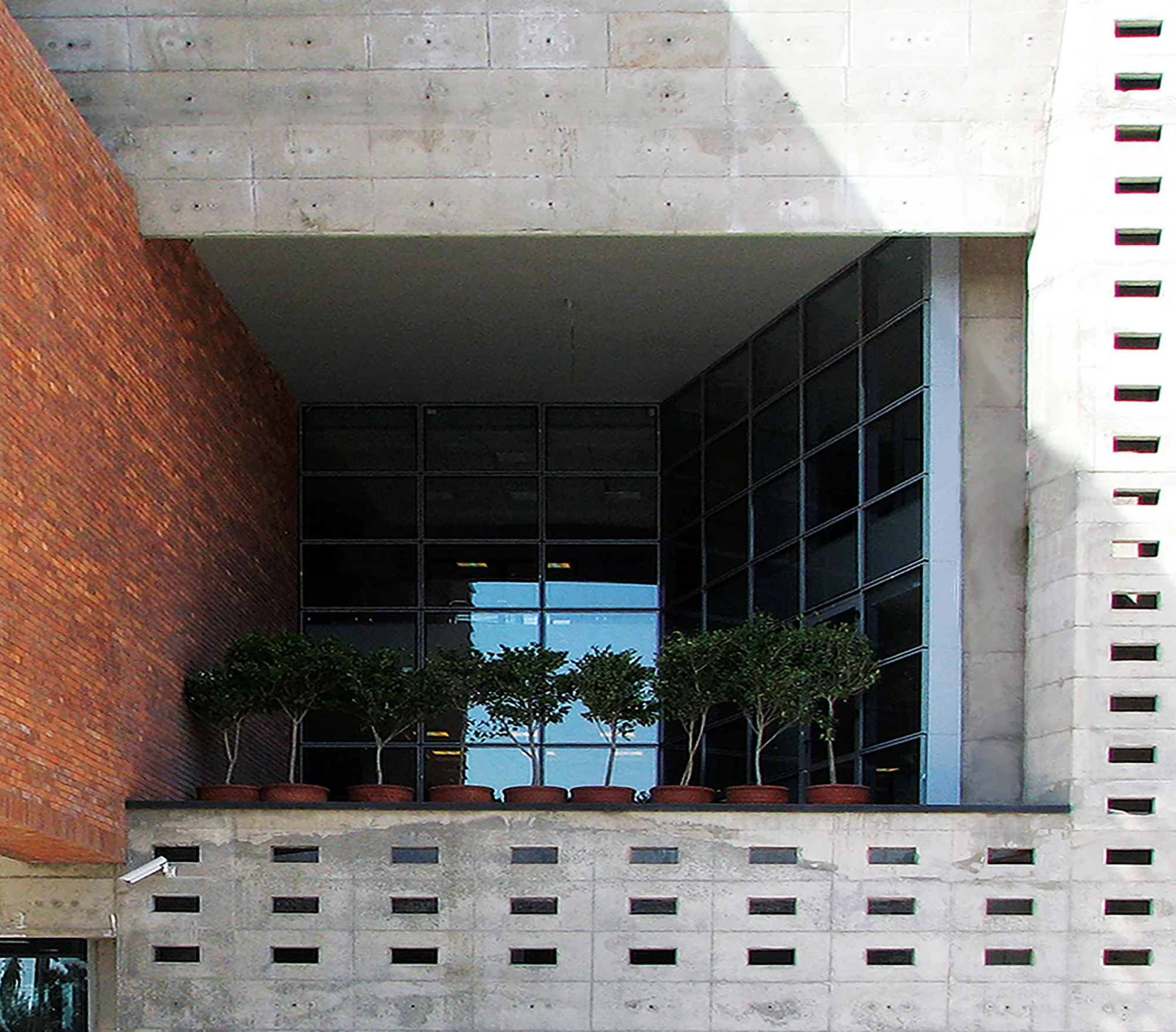 نمای شیشه‌ای ساختمان نظام مهندسی قزوین با الگوهای معماری معاصر