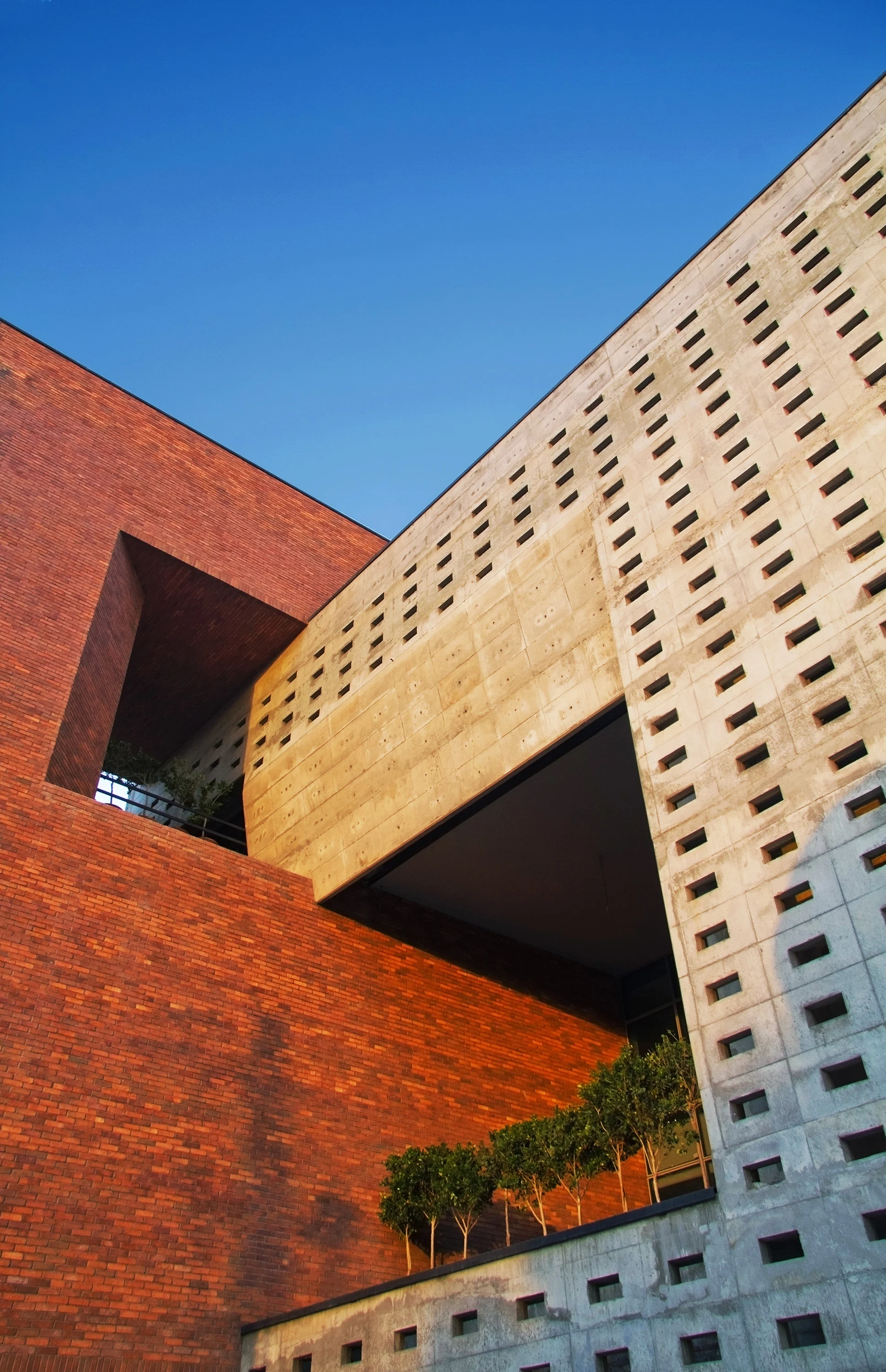 طراحی معماری ساختمان نظام مهندسی قزوین با نمای آجری و هندسه پیچیده