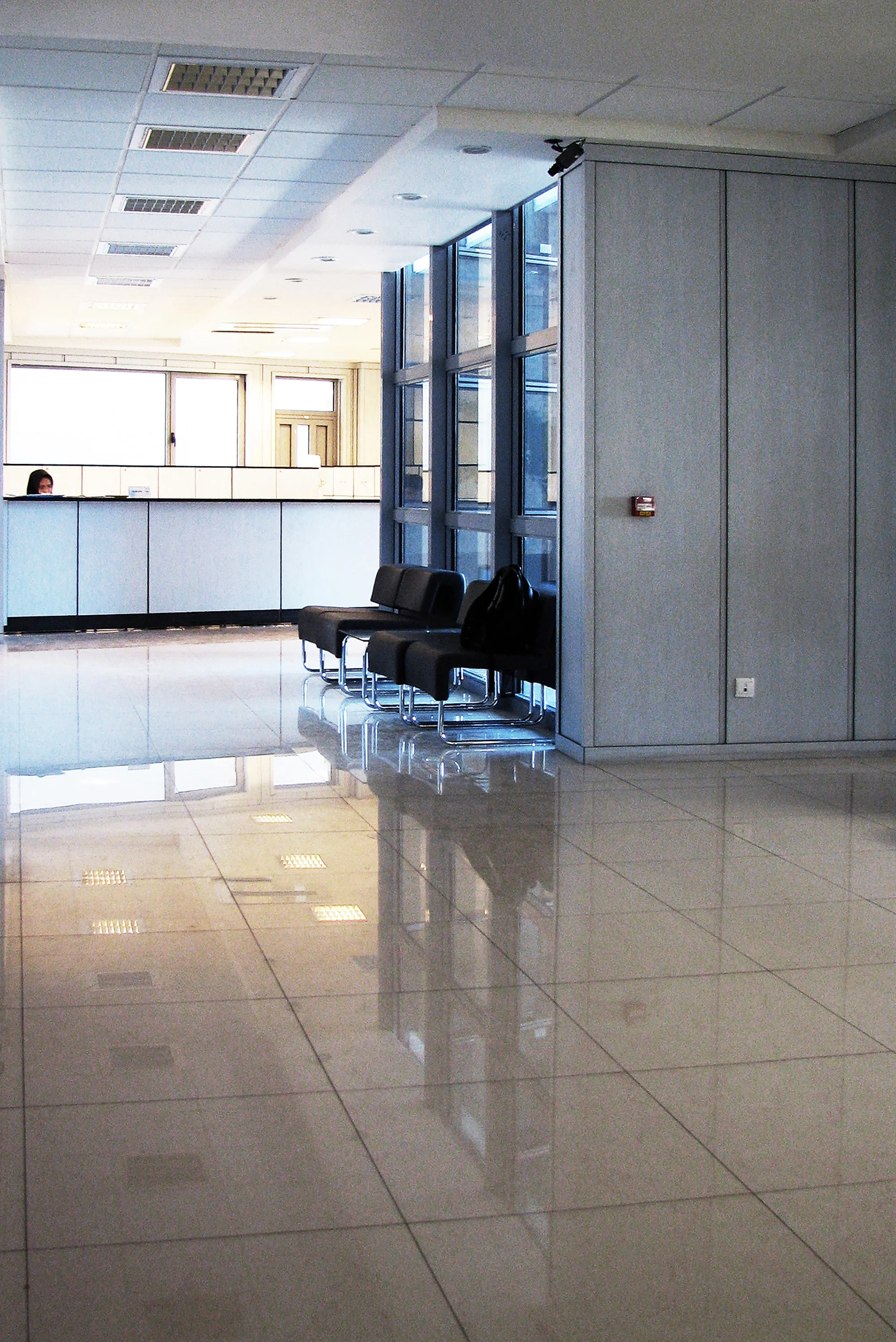 آتریوم شیشه‌ای ساختمان نظام مهندسی قزوین با سقف بلند و طراحی مدرن