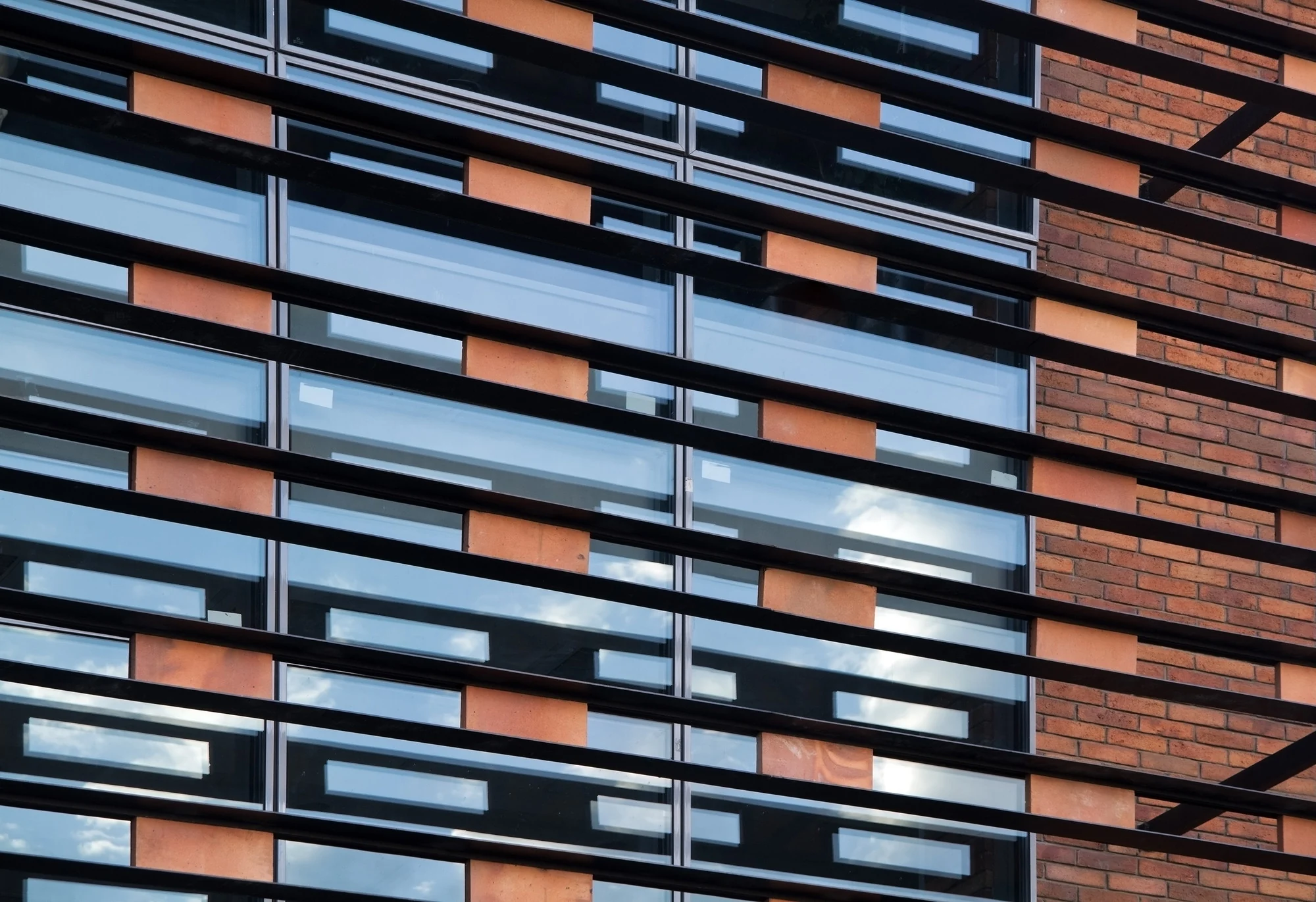 نمای آجری ساختمان نظام مهندسی قزوین با معماری معاصر و بومی