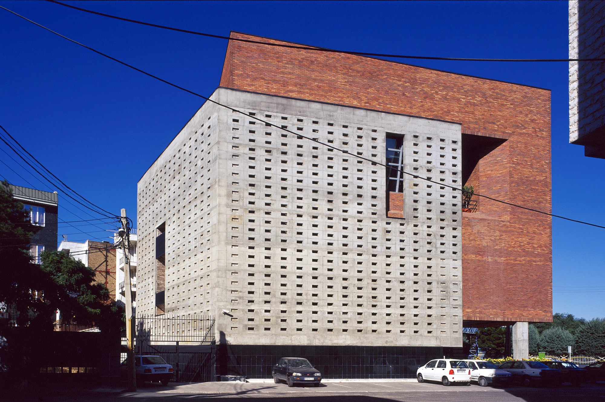 آتریوم مرکزی ساختمان نظام مهندسی قزوین با طراحی مینیمال و نور طبیعی