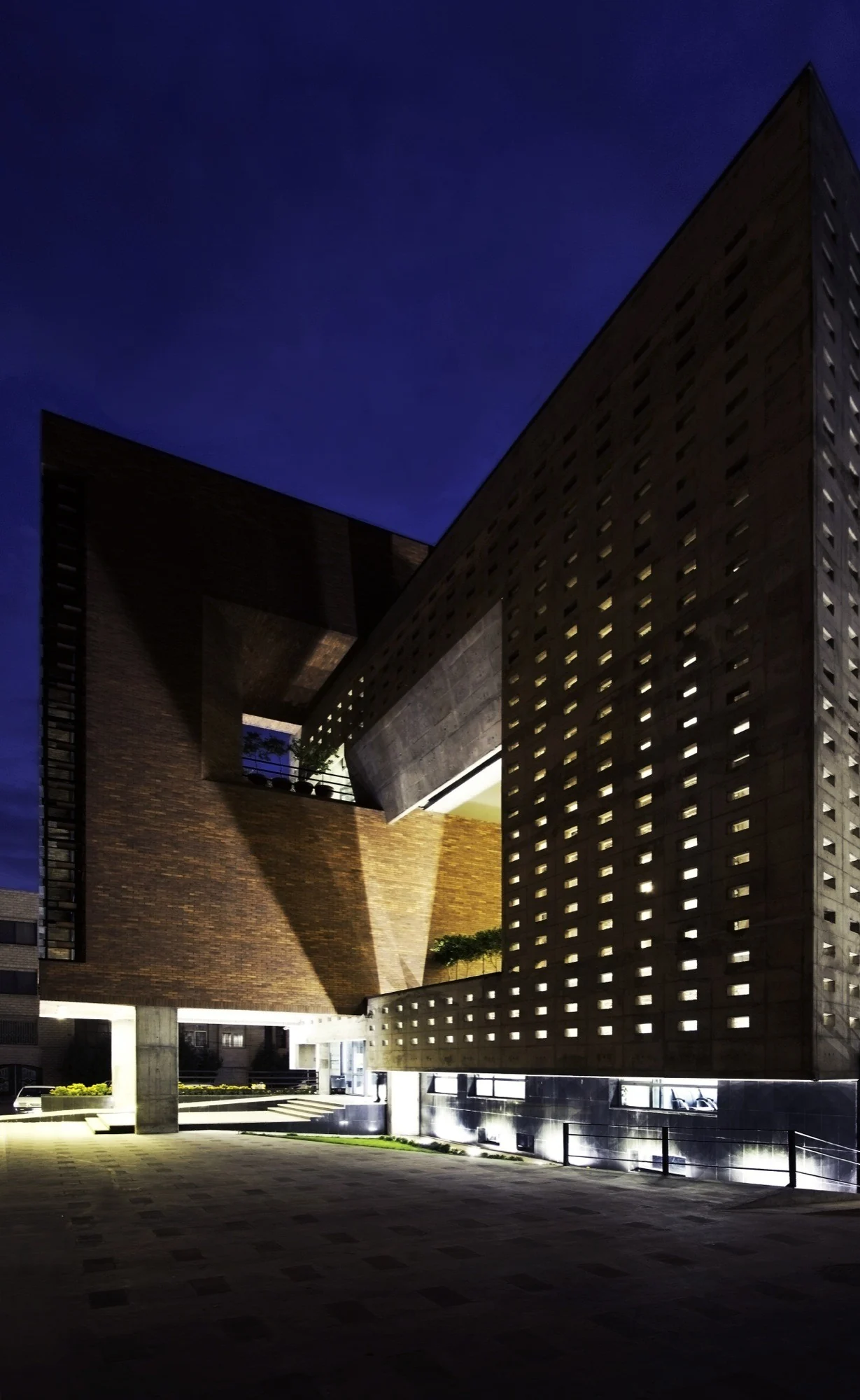 طراحی داخلی ساختمان نظام مهندسی قزوین با فضاهای باز و دکوراسیون مدرن