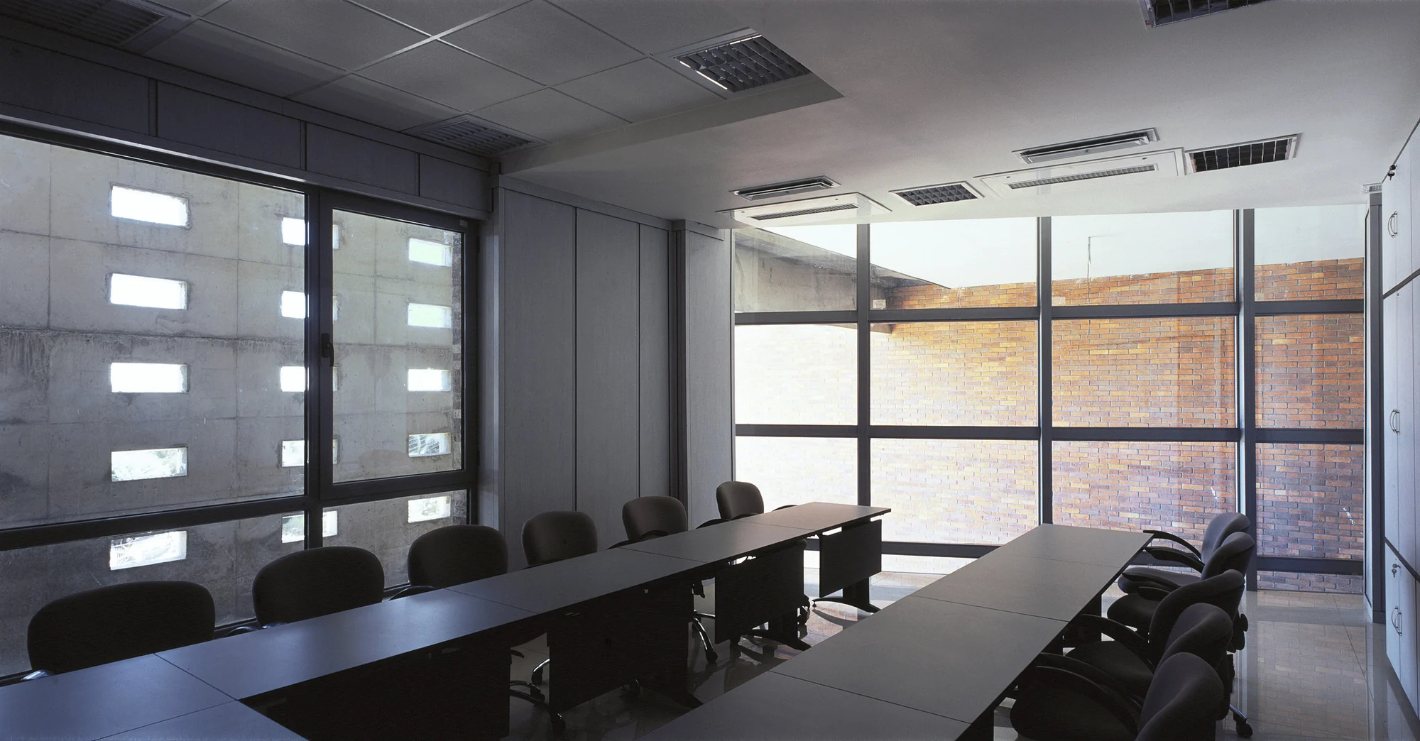 نمای شیشه‌ای ساختمان نظام مهندسی قزوین با الگوهای معماری بومی