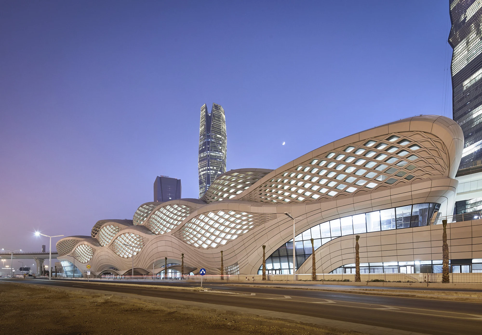 آتریوم مرکزی ایستگاه مترو KAFD با نورپردازی طبیعی و طراحی خلاقانه