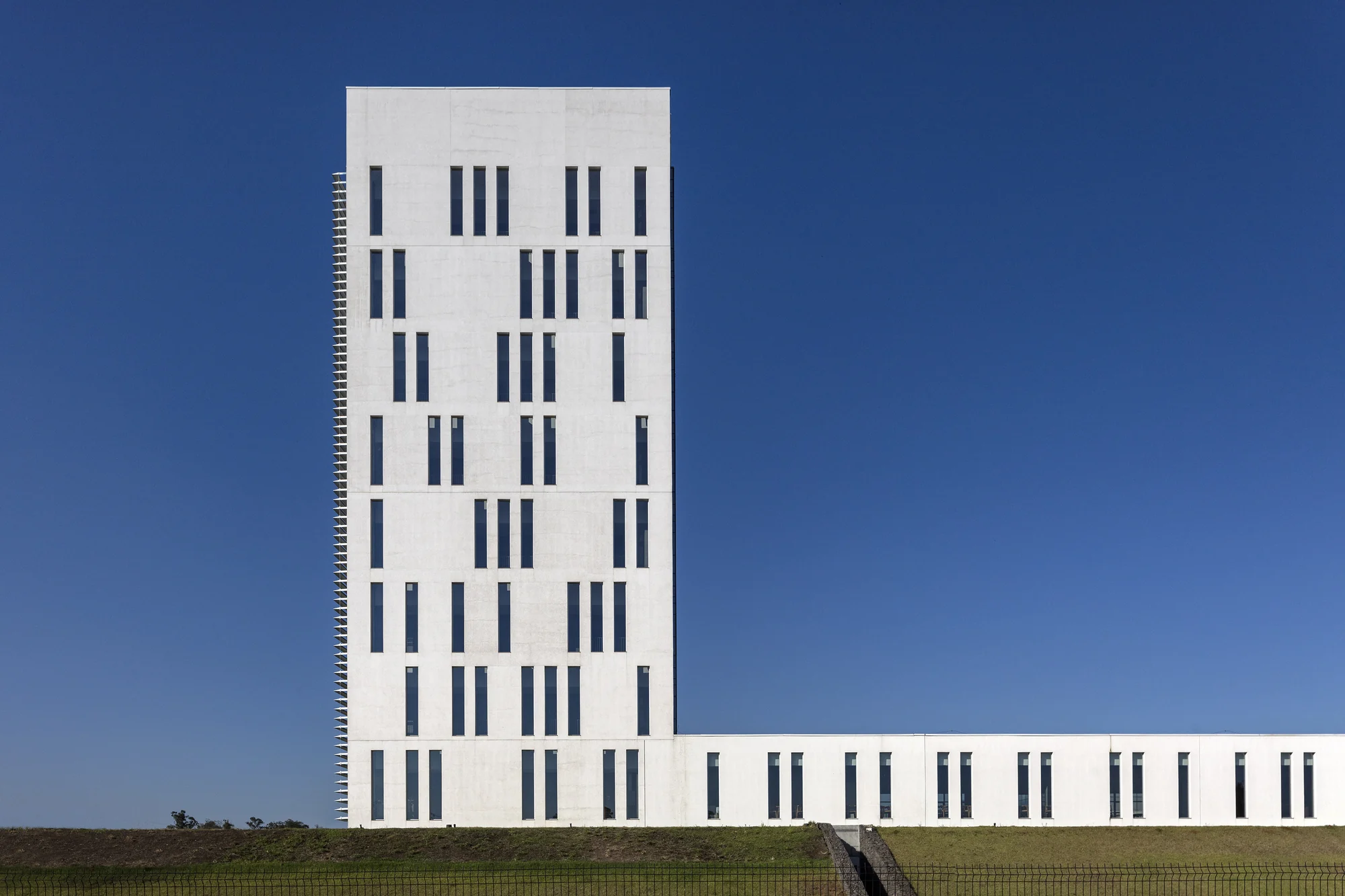 پلان معماری مجتمع فکومرسیو با آتریوم مرکزی و نورپردازی طبیعی