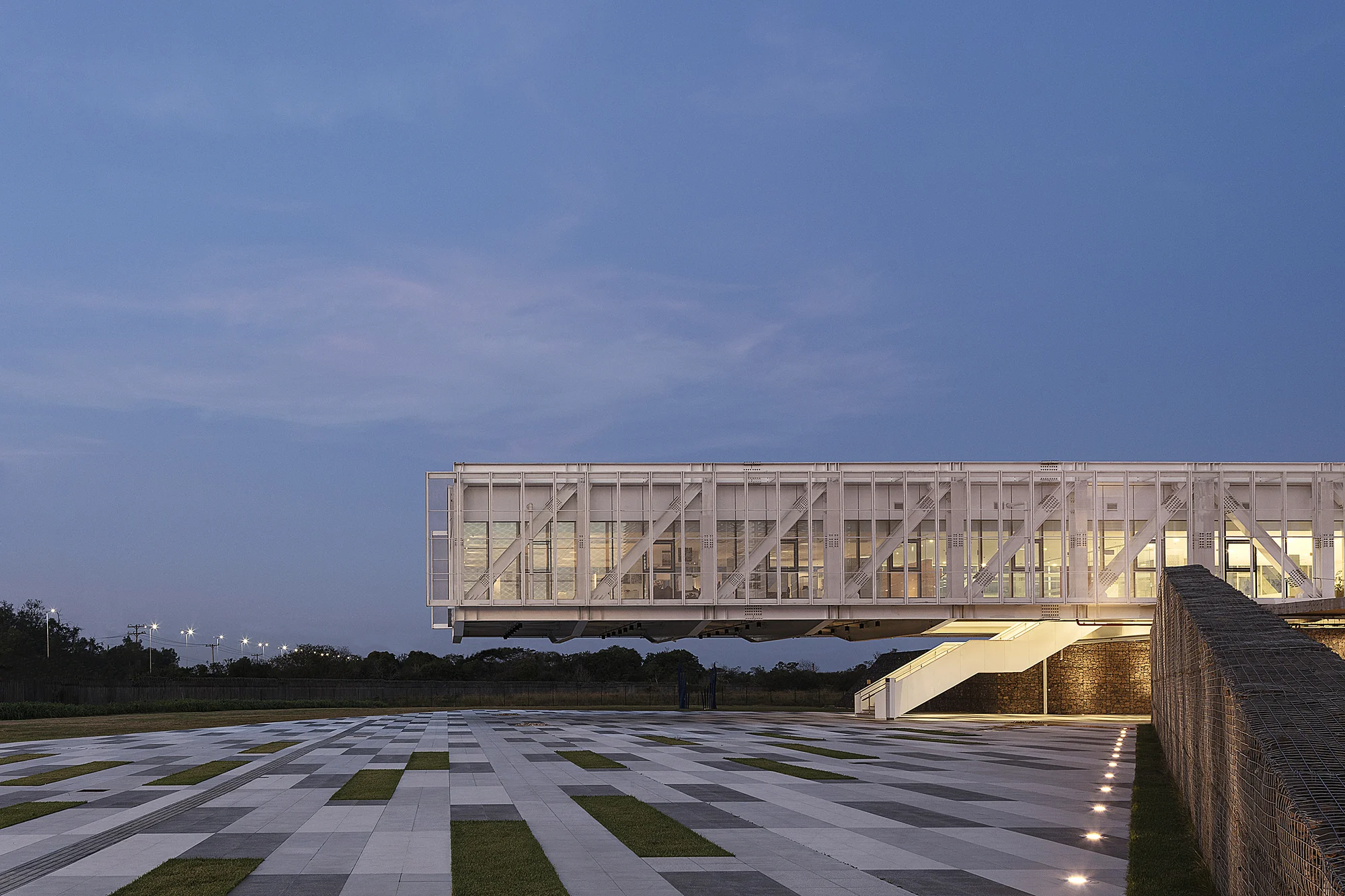 آتریوم شیشهای مجتمع فکومرسیو با سقف بلند و طراحی خلاقانه