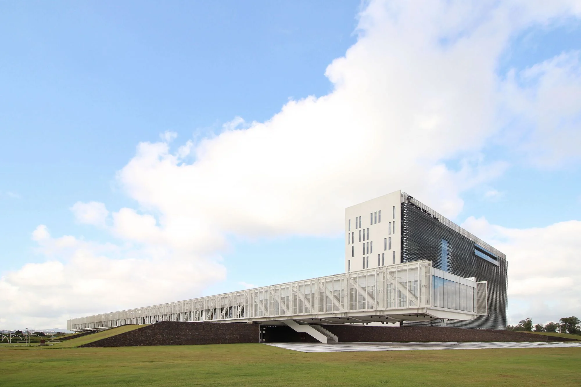 نمای بیرونی مجتمع فکومرسیو، سسک و سناک با معماری مدرن