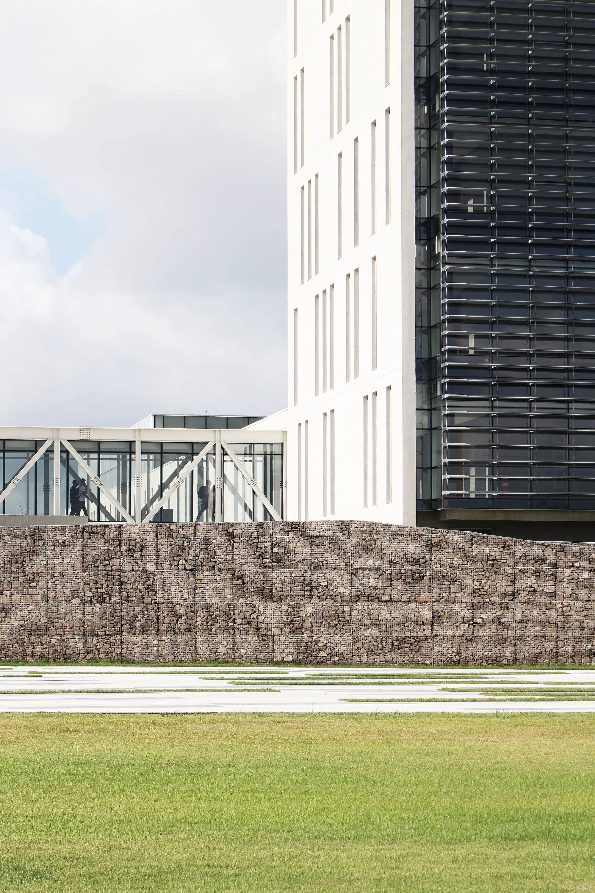 آتریوم مرکزی مجتمع فکومرسیو با نورپردازی طبیعی و طراحی مینیمال