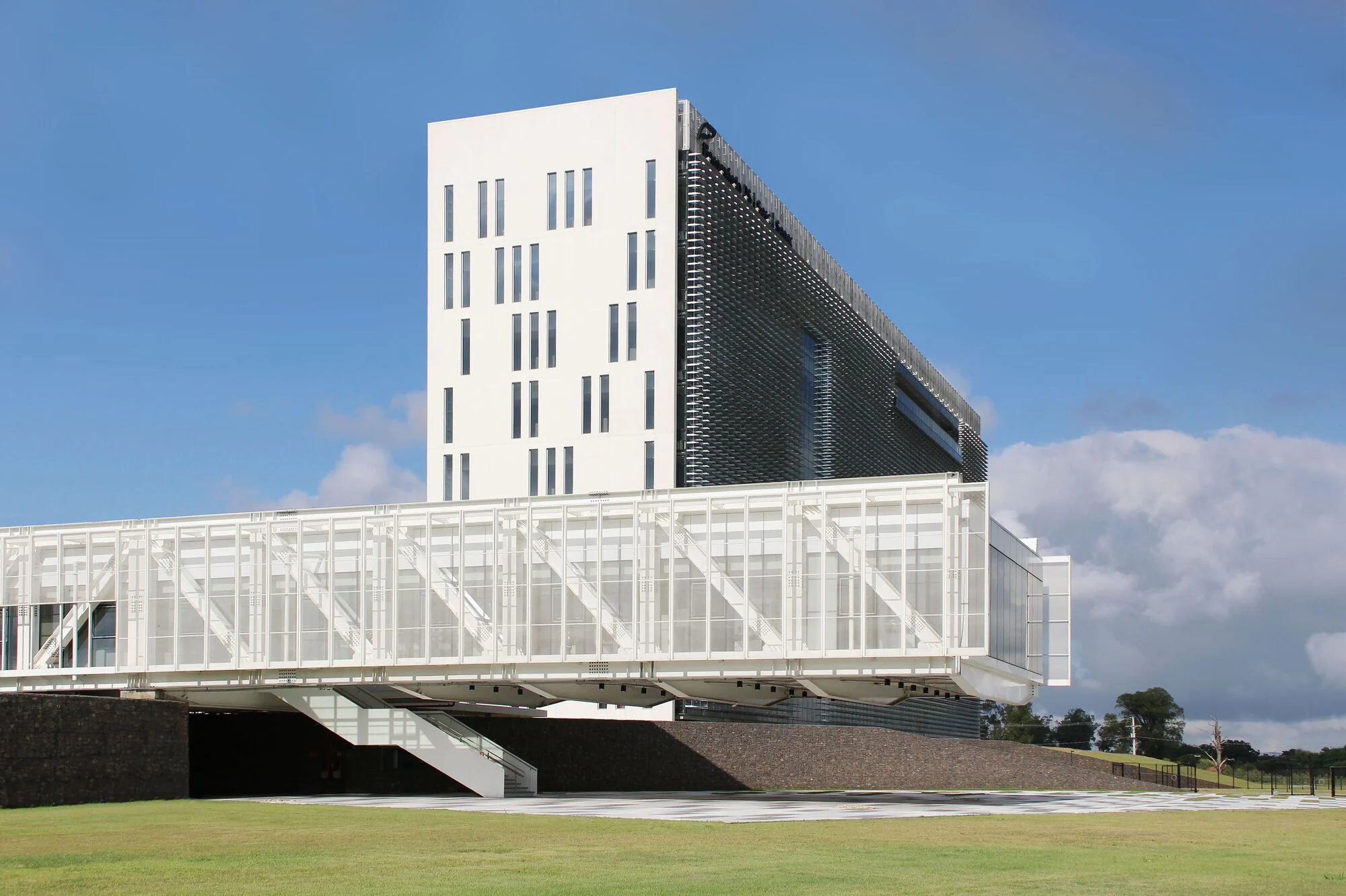 پلان معماری مجتمع فکومرسیو با فضاهای باز و یکپارچگی با شهر