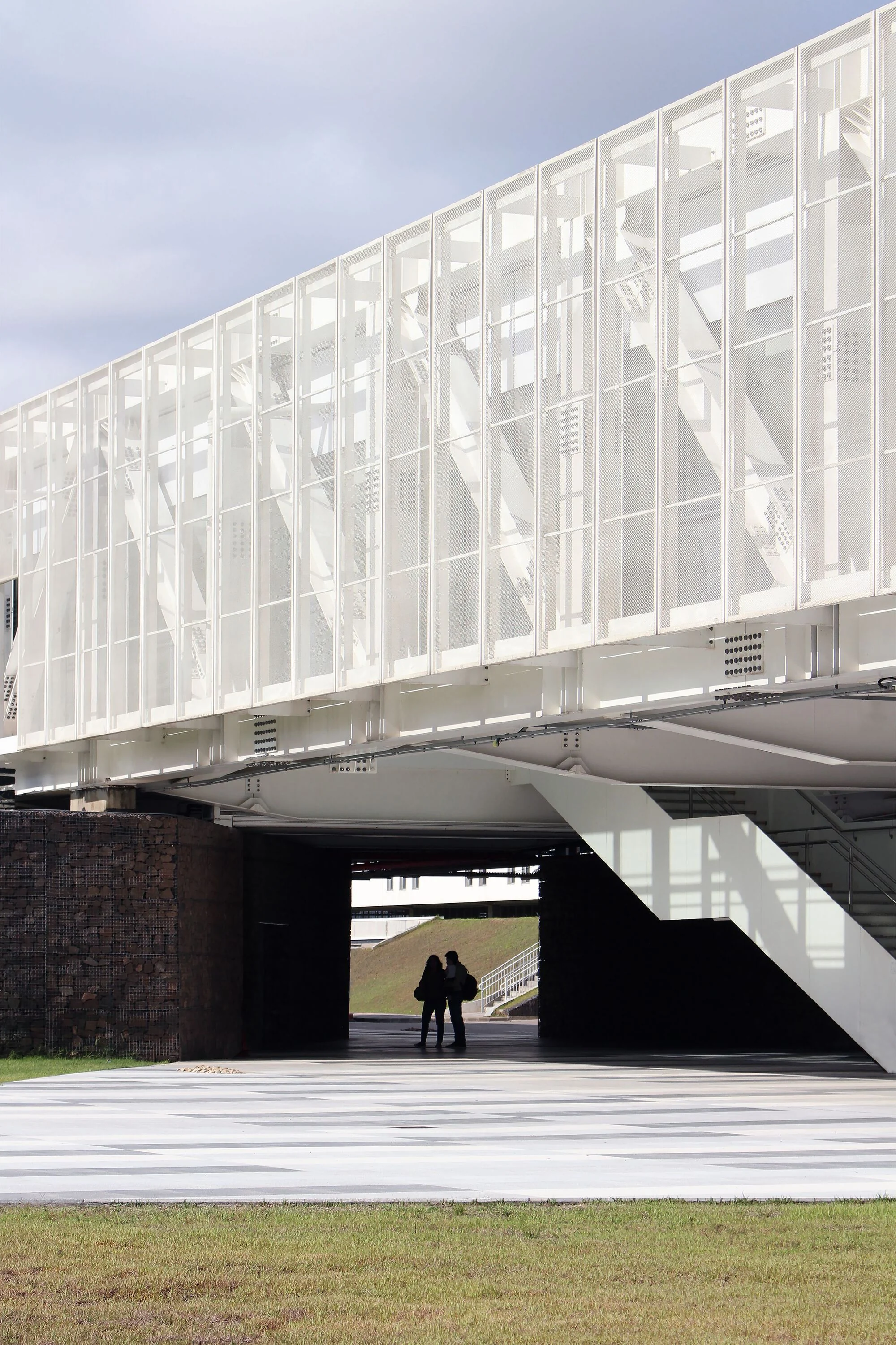 فضای داخلی مجتمع فکومرسیو با پلان باز و دکوراسیون مدرن