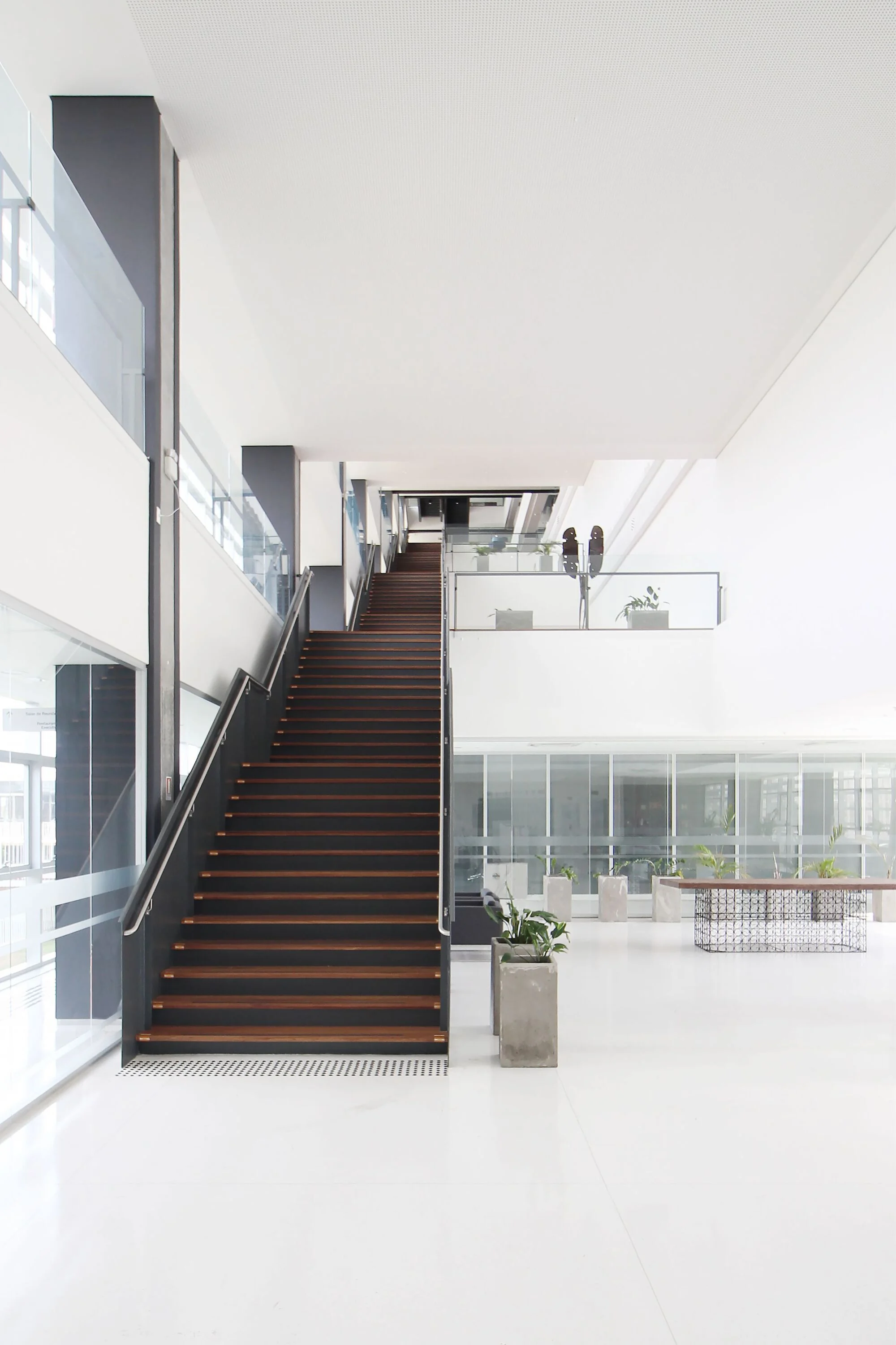 طراحی معماری مجتمع فکومرسیو با نمای شیشهای و سازههای هندسی