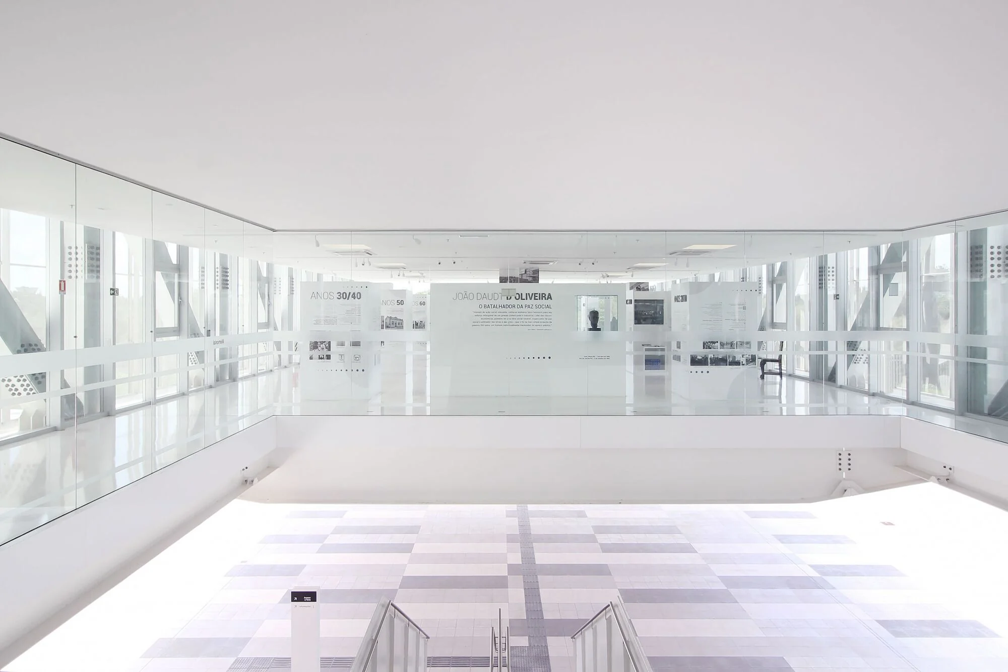 پلان معماری مدرن مجتمع فکومرسیو با فضاهای چندمنظوره