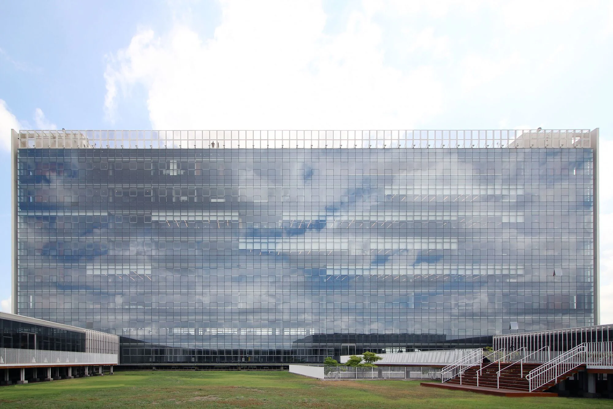 آتریوم مرکزی مجتمع فکومرسیو با نور طبیعی و طراحی خلاقانه