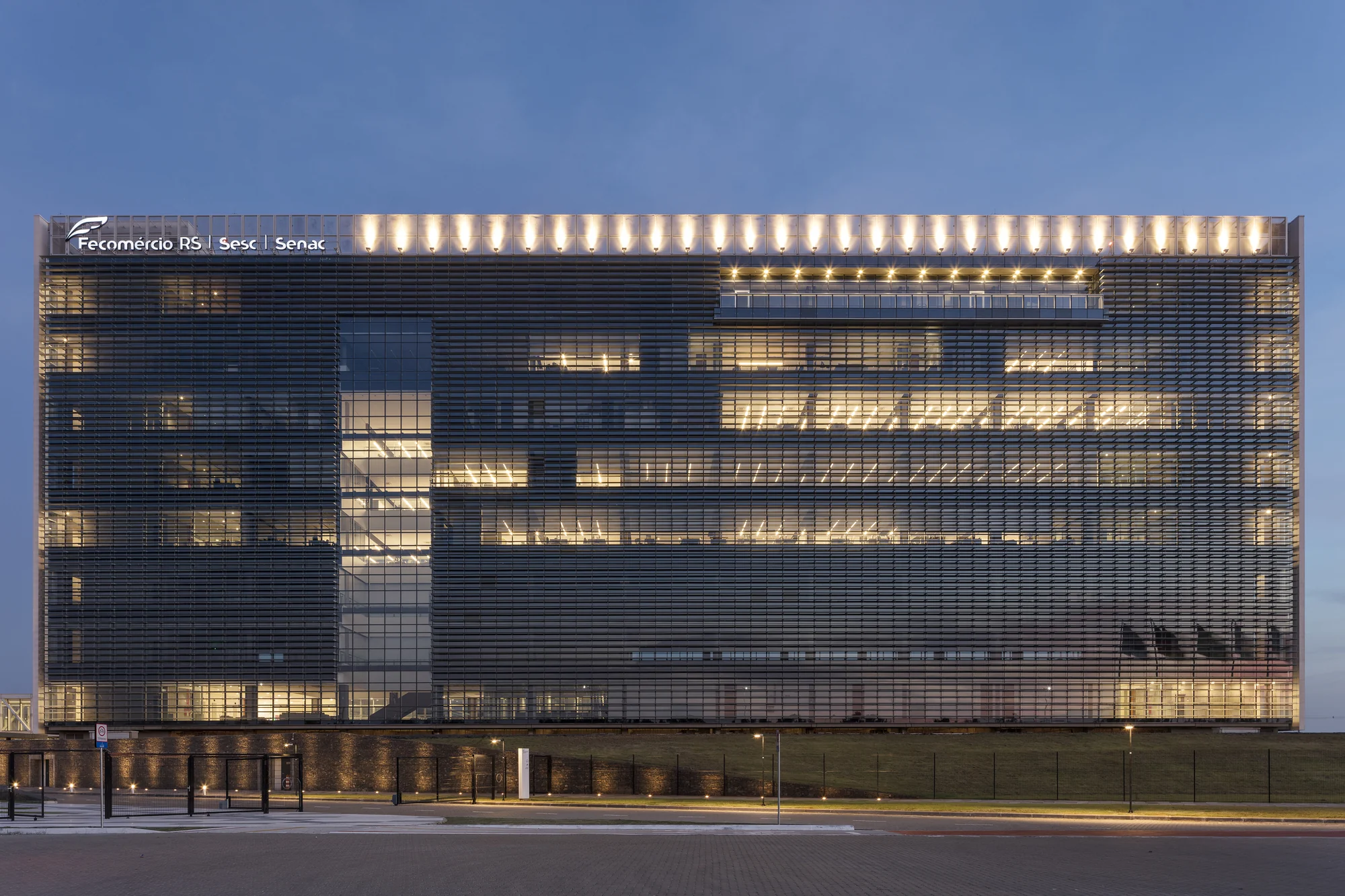 فضای داخلی مجتمع فکومرسیو با دکوراسیون مینیمال و نورپردازی