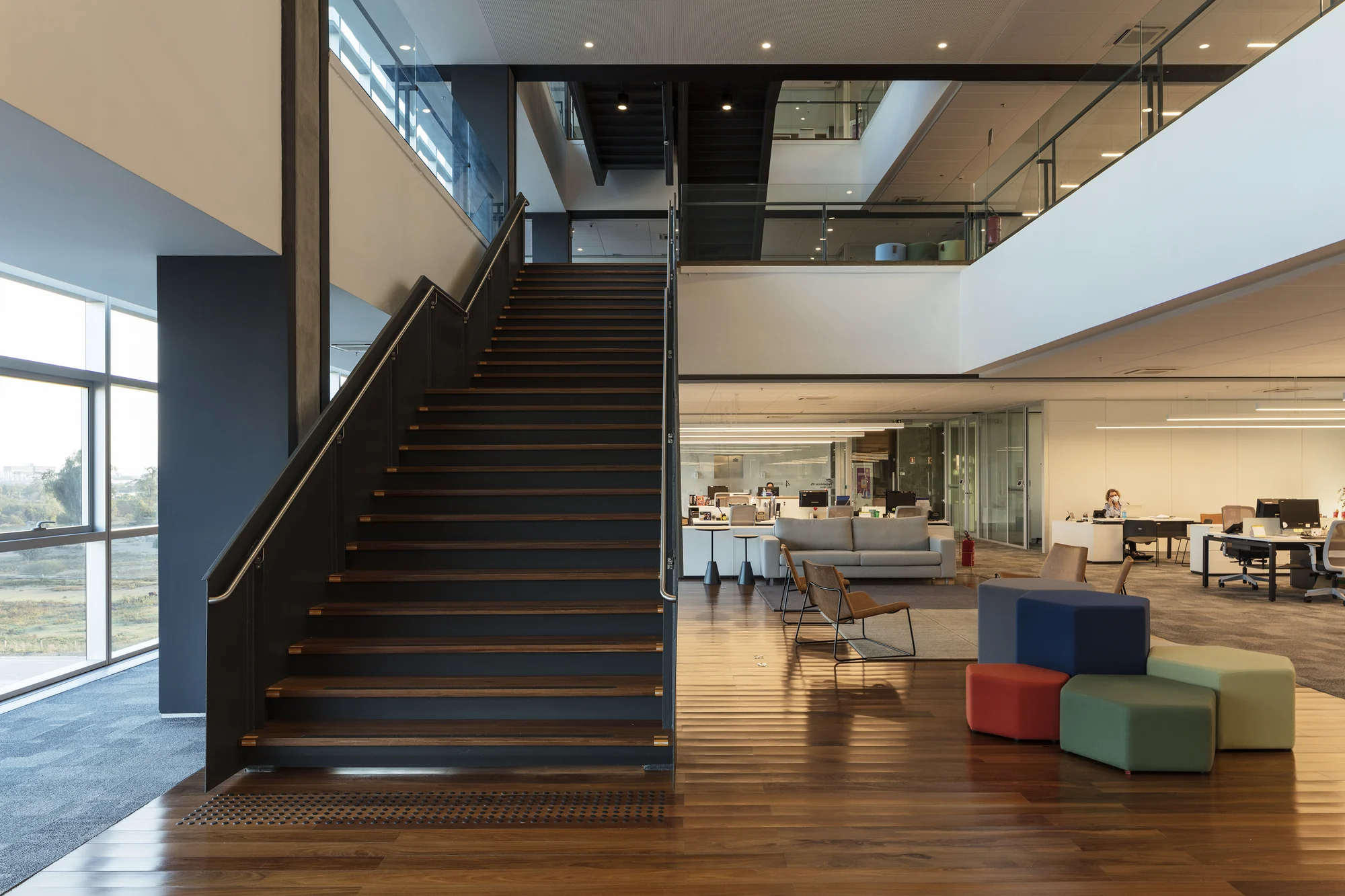 فضای داخلی مجتمع فکومرسیو با پلان باز و متریالهای پیشرفته