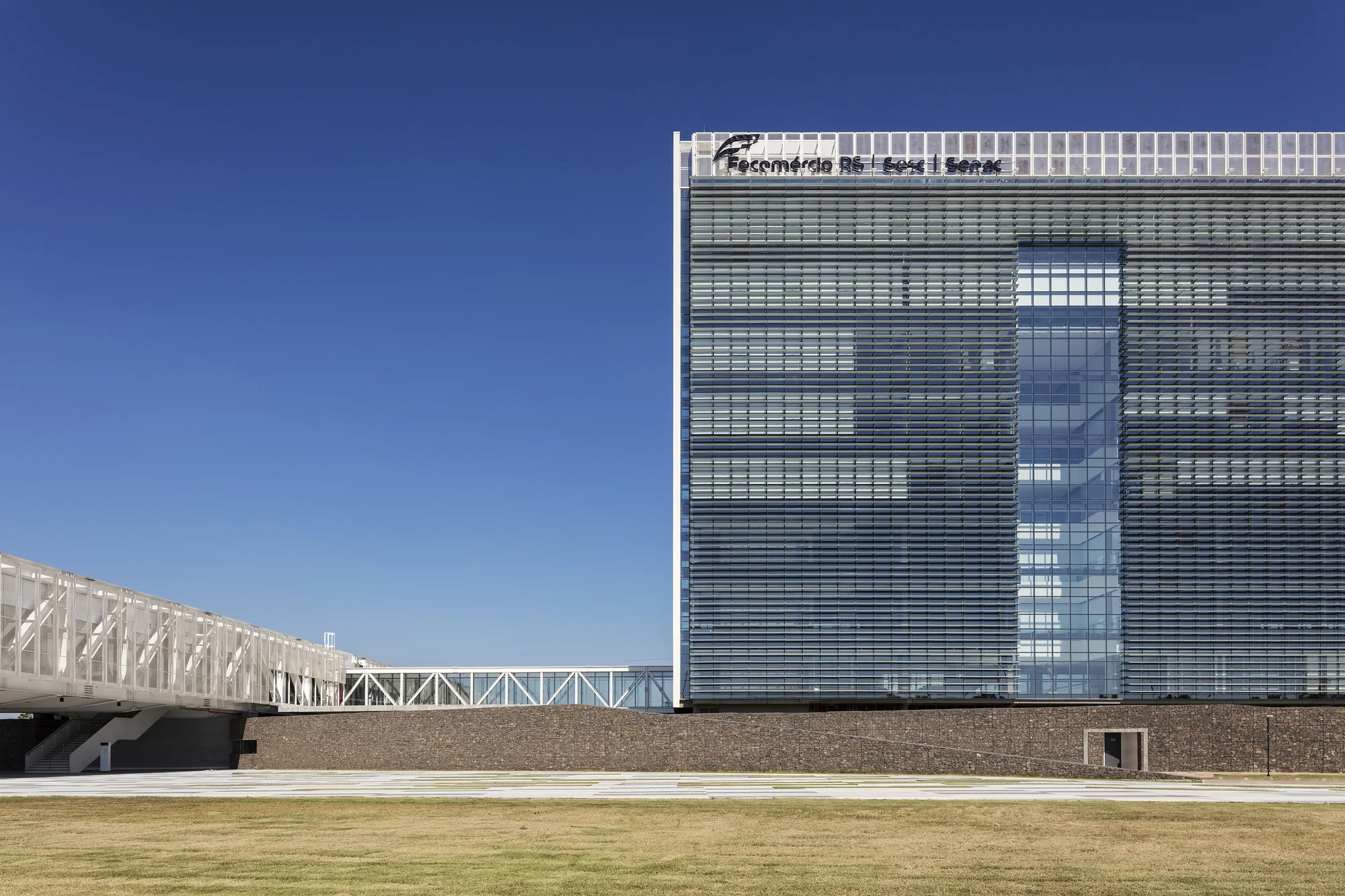 طراحی معماری مجتمع فکومرسیو با نمای شفاف و سازههای مدرن