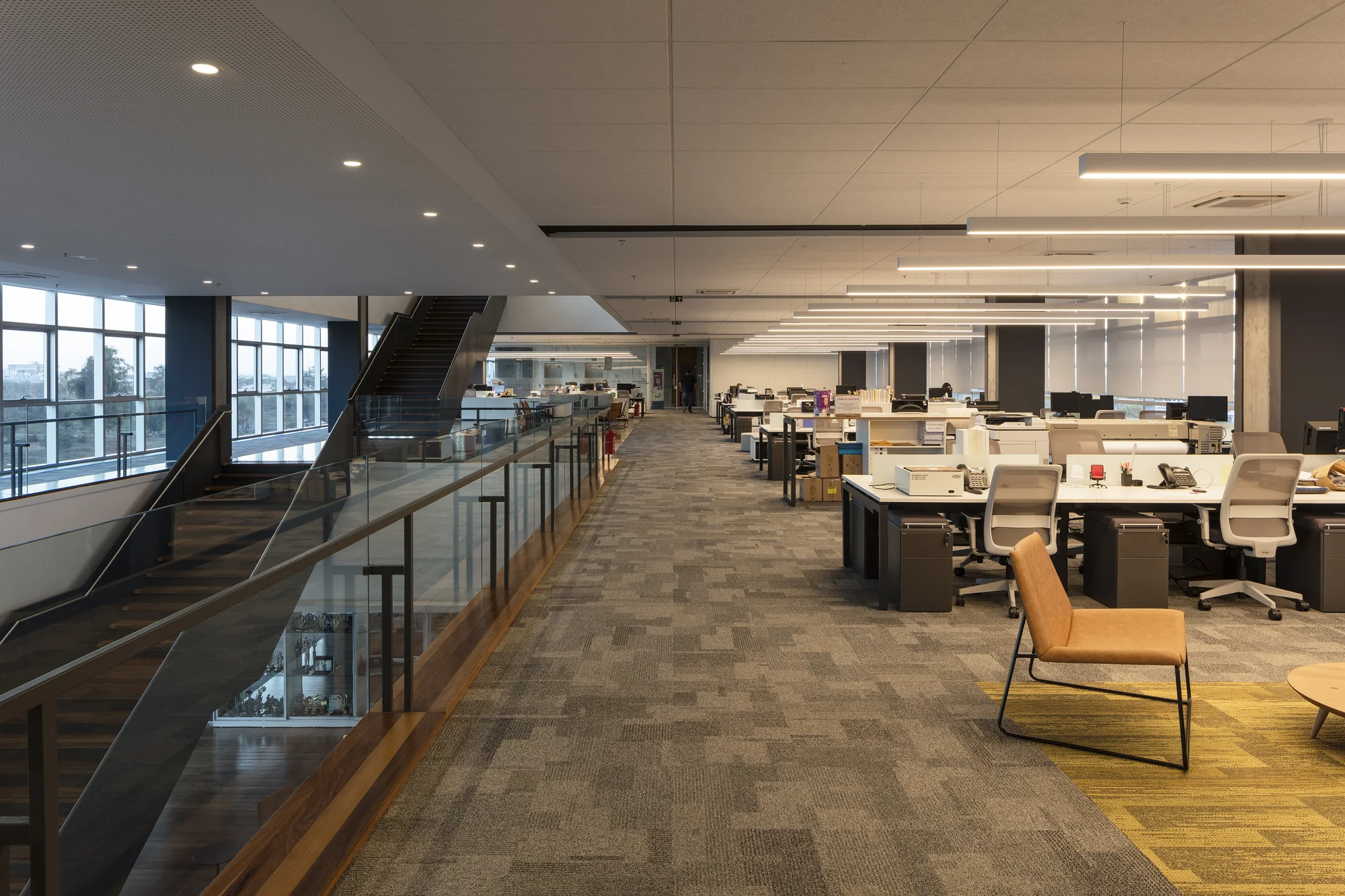 آتریوم شیشهای مجتمع فکومرسیو با طراحی مینیمال و نور طبیعی