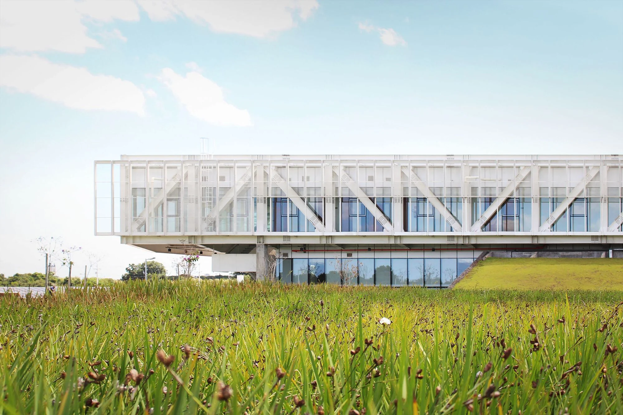 طراحی داخلی مجتمع فکومرسیو با فضاهای باز و دکوراسیون مدرن