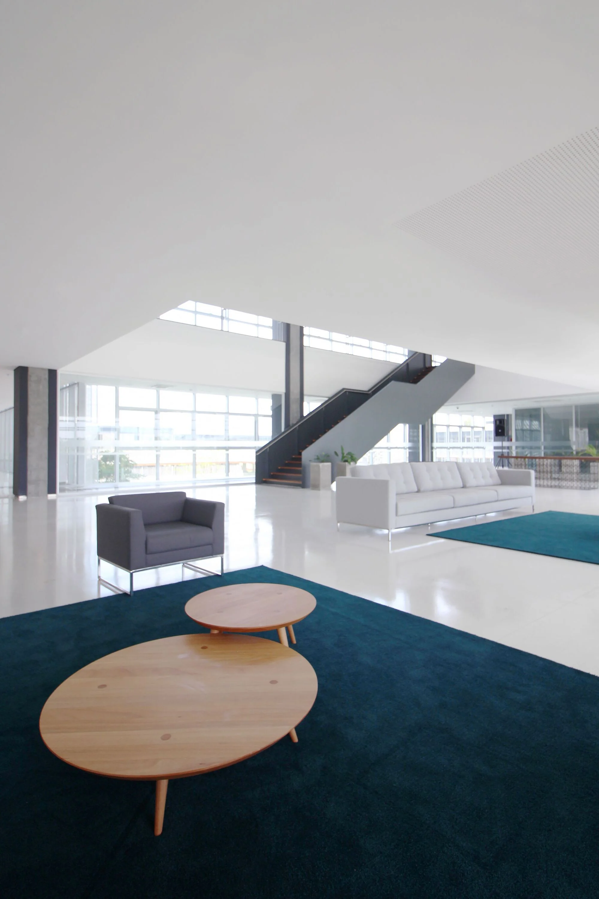 پلان معماری مجتمع فکومرسیو با آتریوم مرکزی و نورپردازی طبیعی