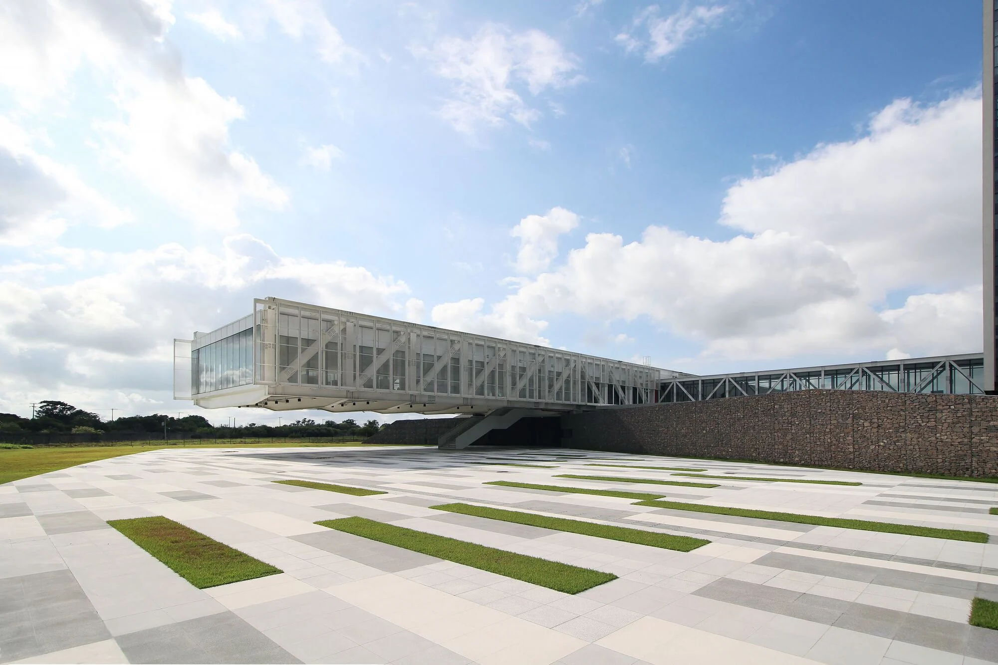 آتریوم مرکزی مجتمع فکومرسیو با سقف بلند و طراحی مدرن