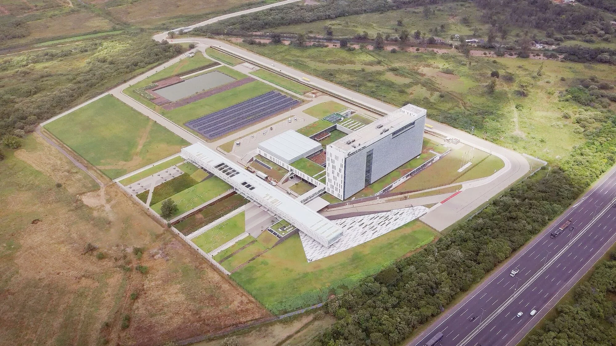 نمای خارجی مجتمع فکومرسیو با متریالهای شیشهای و فلزی