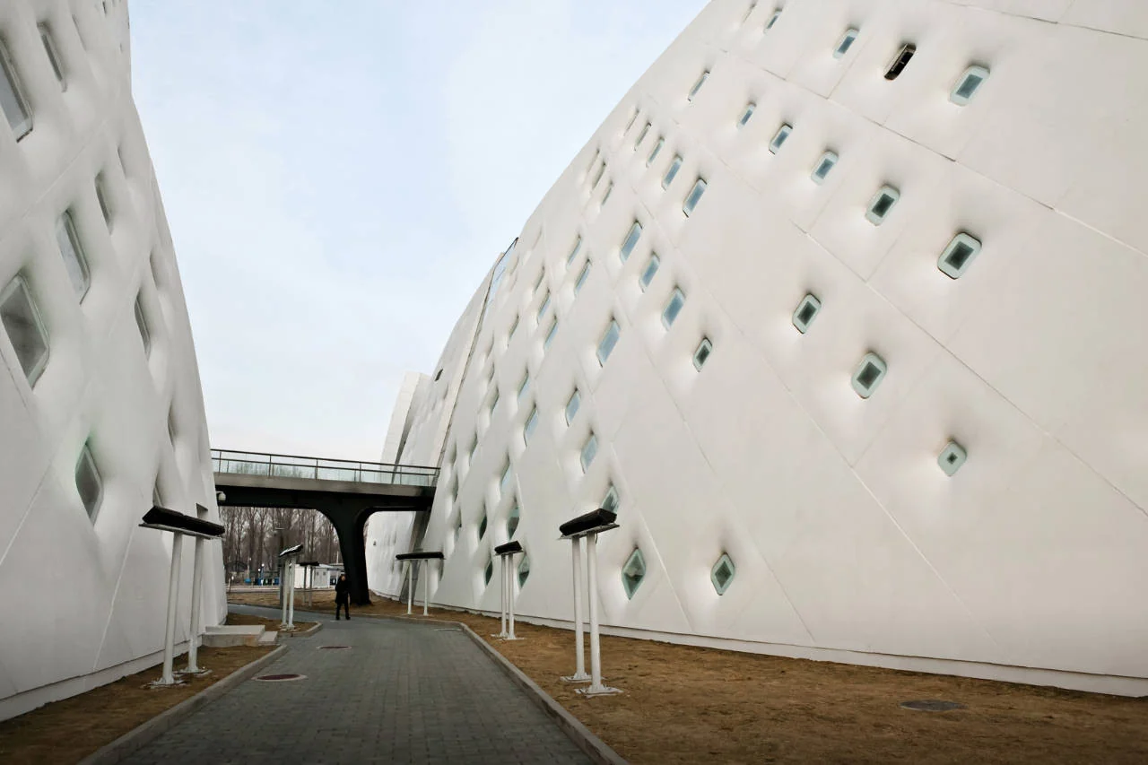 نمای مدرن مجتمع سمپوزیوم توت‌فرنگی با متریال‌های شیشه‌ای در پکن