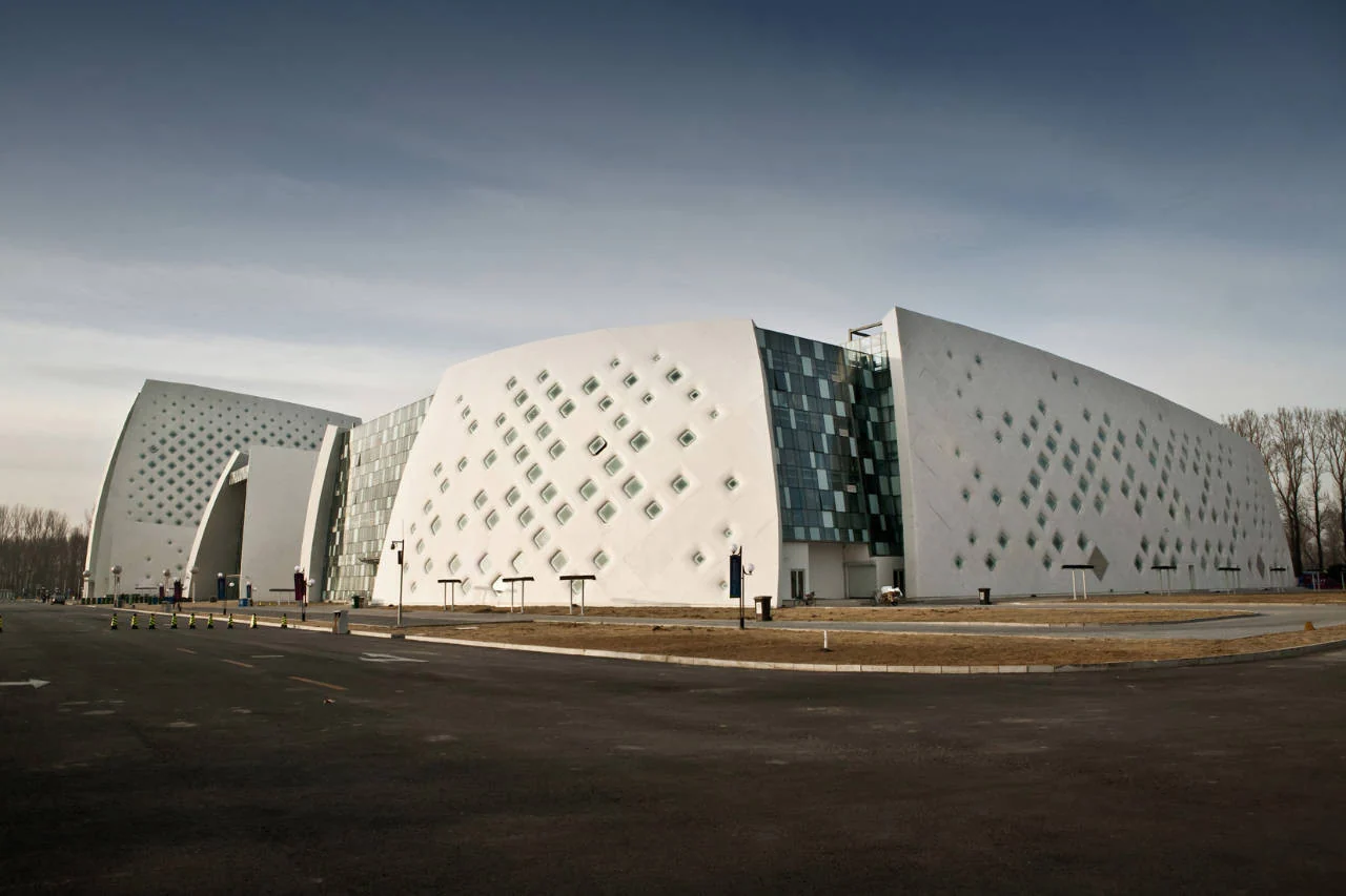 طراحی معماری مجتمع سمپوزیوم توت‌فرنگی با نمای معاصر و پایدار