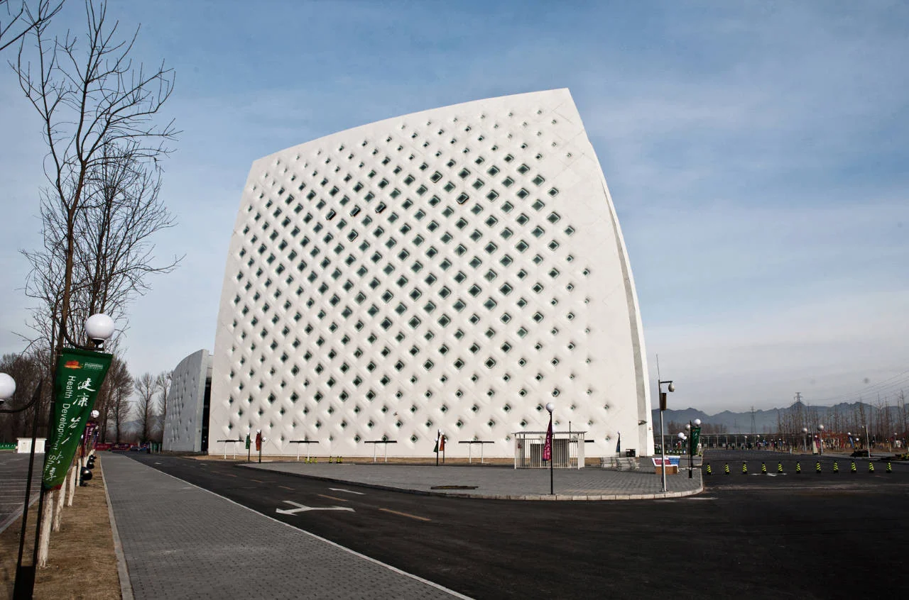 آتریوم شیشه‌ای مجتمع سمپوزیوم توت‌فرنگی با سقف بلند و طراحی خلاقانه