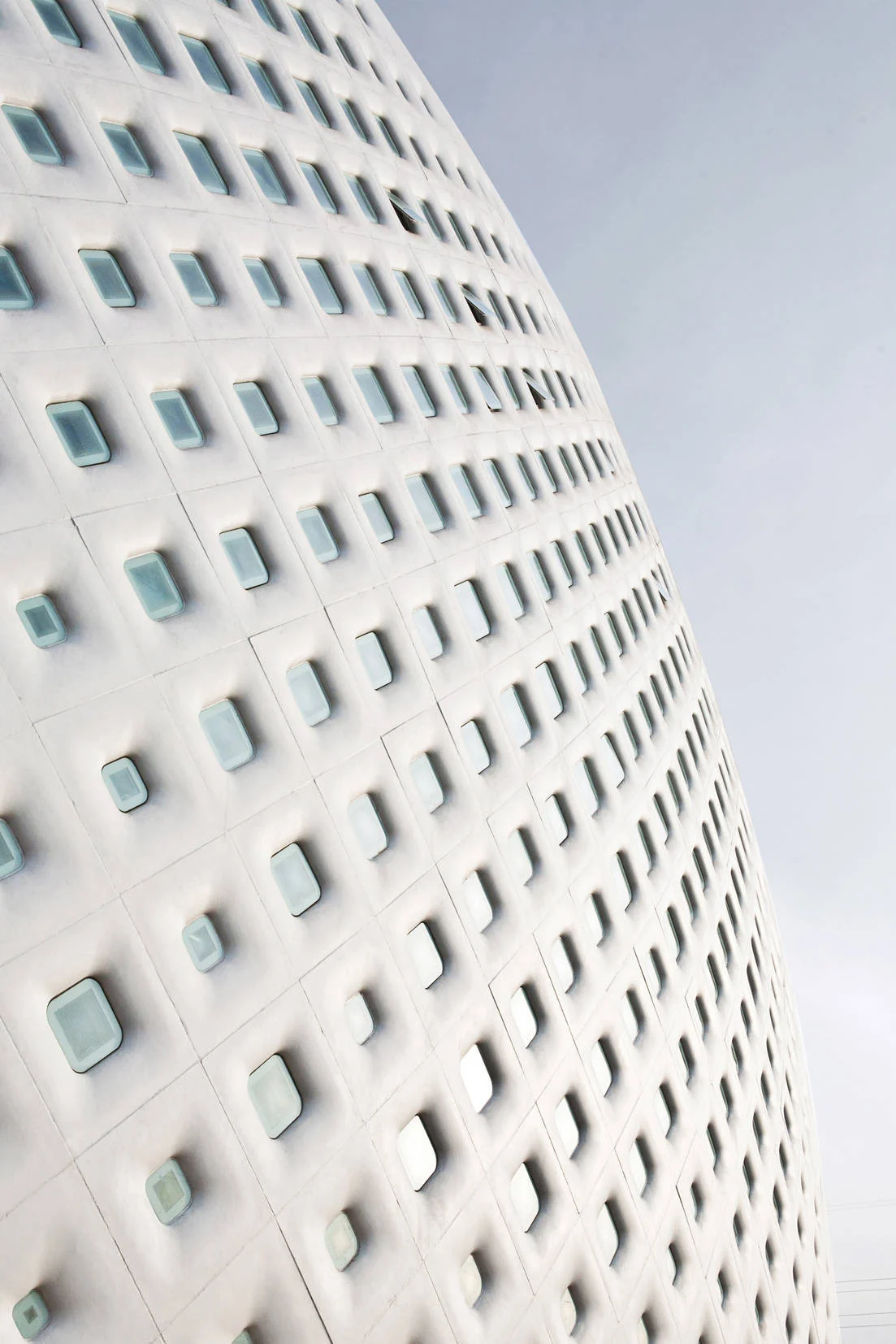 نمای بیرونی مجتمع سمپوزیوم توت‌فرنگی با معماری مدرن در پکن