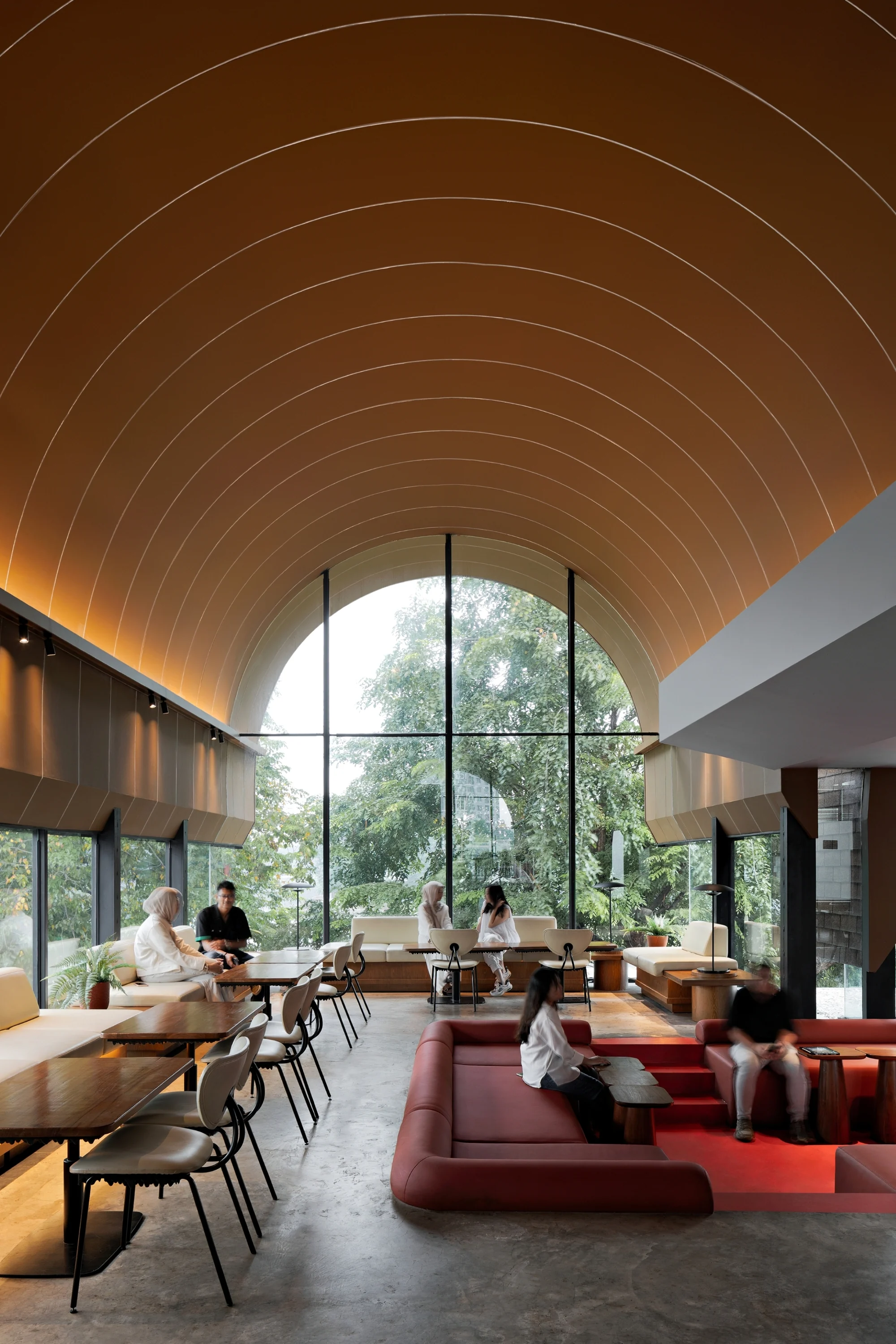 پلان معماری رستوران SS Garden با باغ شیب‌دار و نورپردازی طبیعی